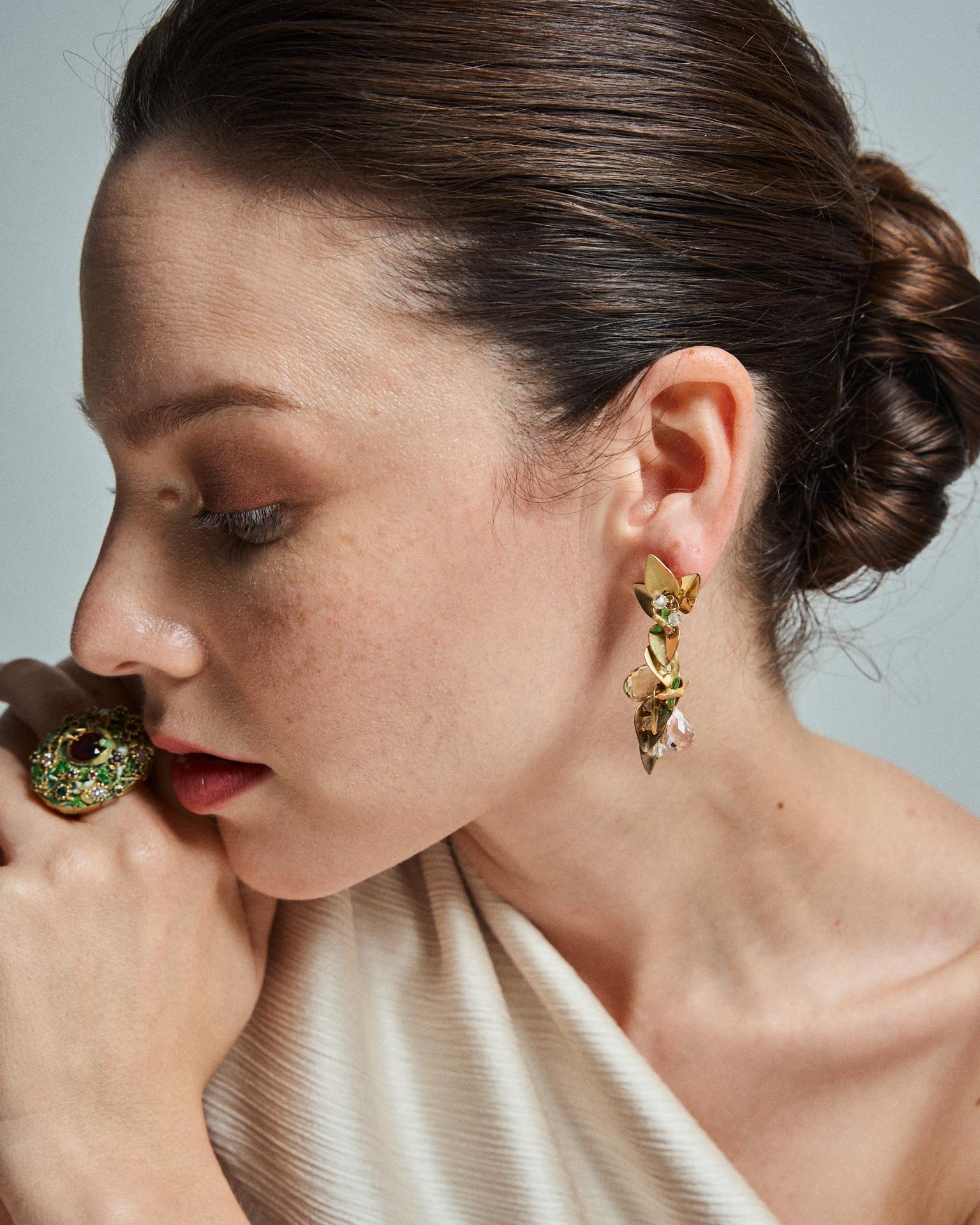 18k Yellow Gold Earrings with Fire Enamel Beryls Rock Crystal Hummingbird Motif In New Condition For Sale In Valencia, ES