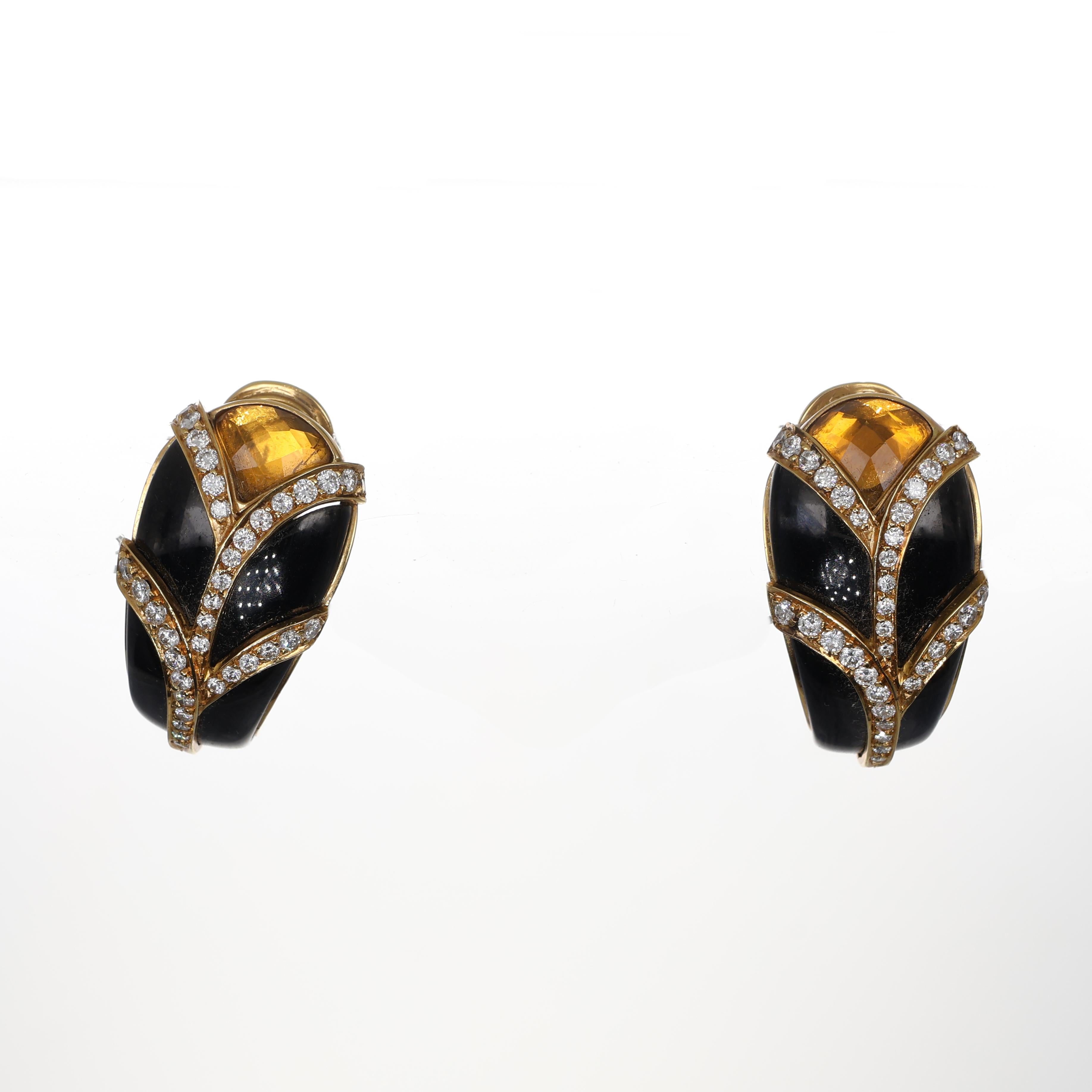 Audaci ma eleganti, questi orecchini in oro giallo 18 carati presentano una straordinaria combinazione di onice nero profondo e topazio dorato sfaccettato. Il design ispirato alle foglie è accentuato da un delicato pavé di diamanti taglio brillante,