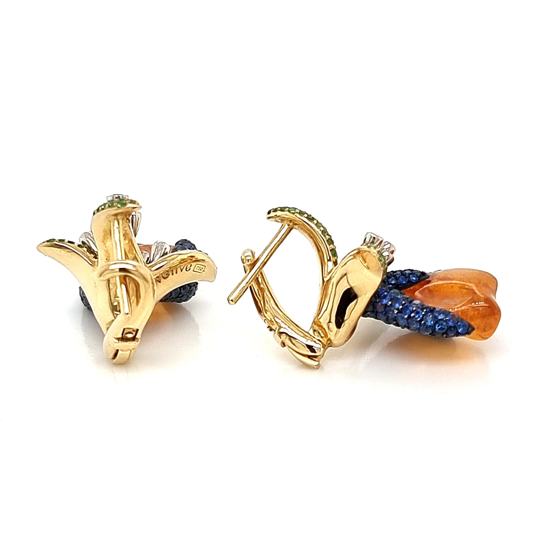 Taille ronde Boucles d'oreilles en or jaune 18 carats avec grenats orange, saphirs bleus et tsavorites non taillés en vente