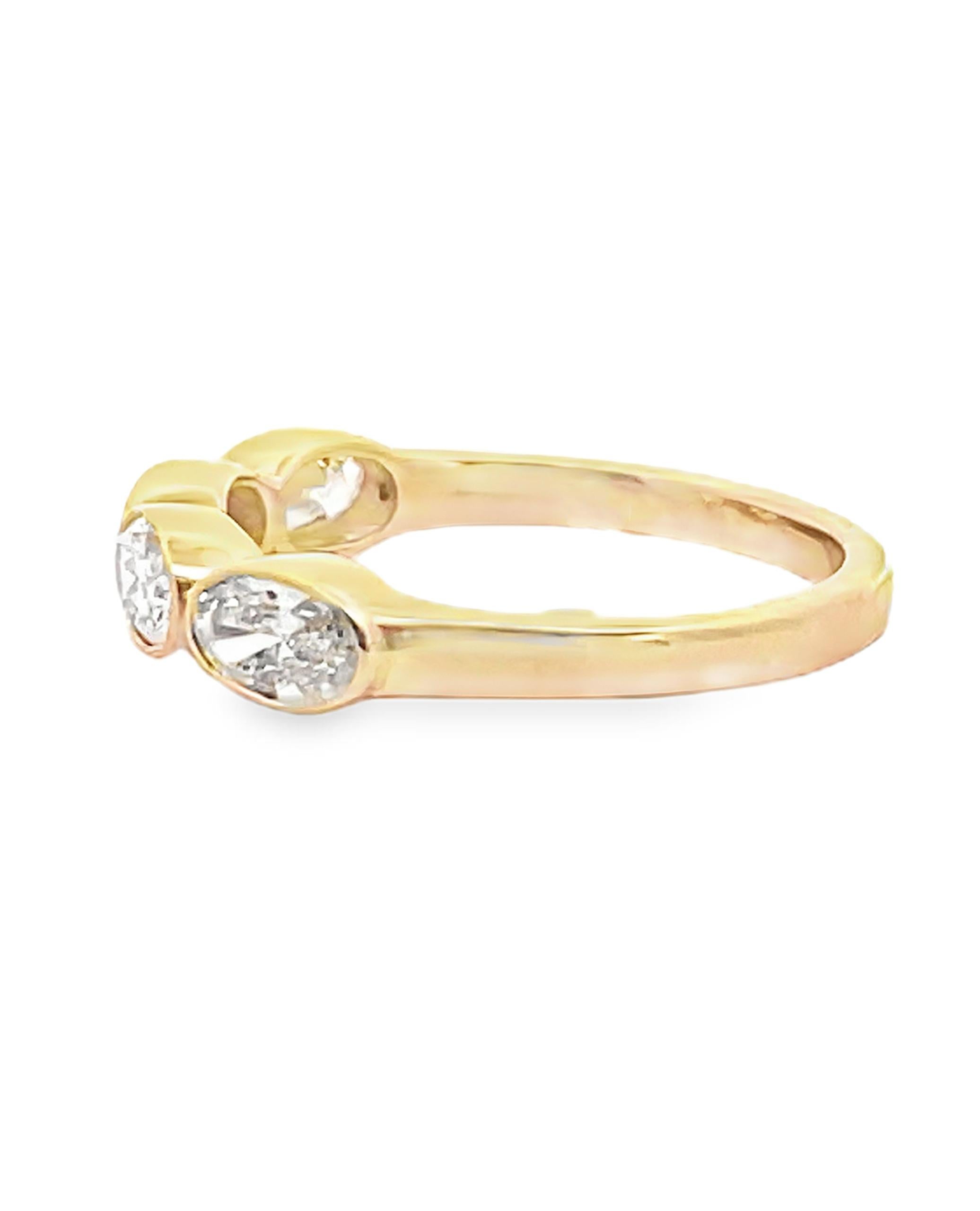Bague de style East West en or jaune 18 carats avec quatre diamants ovales sertis en chaton pesant 0,99 carat au total.  

- Taille des doigts 6.5
- Les diamants sont de couleur G/H et de pureté VS2/SI1.