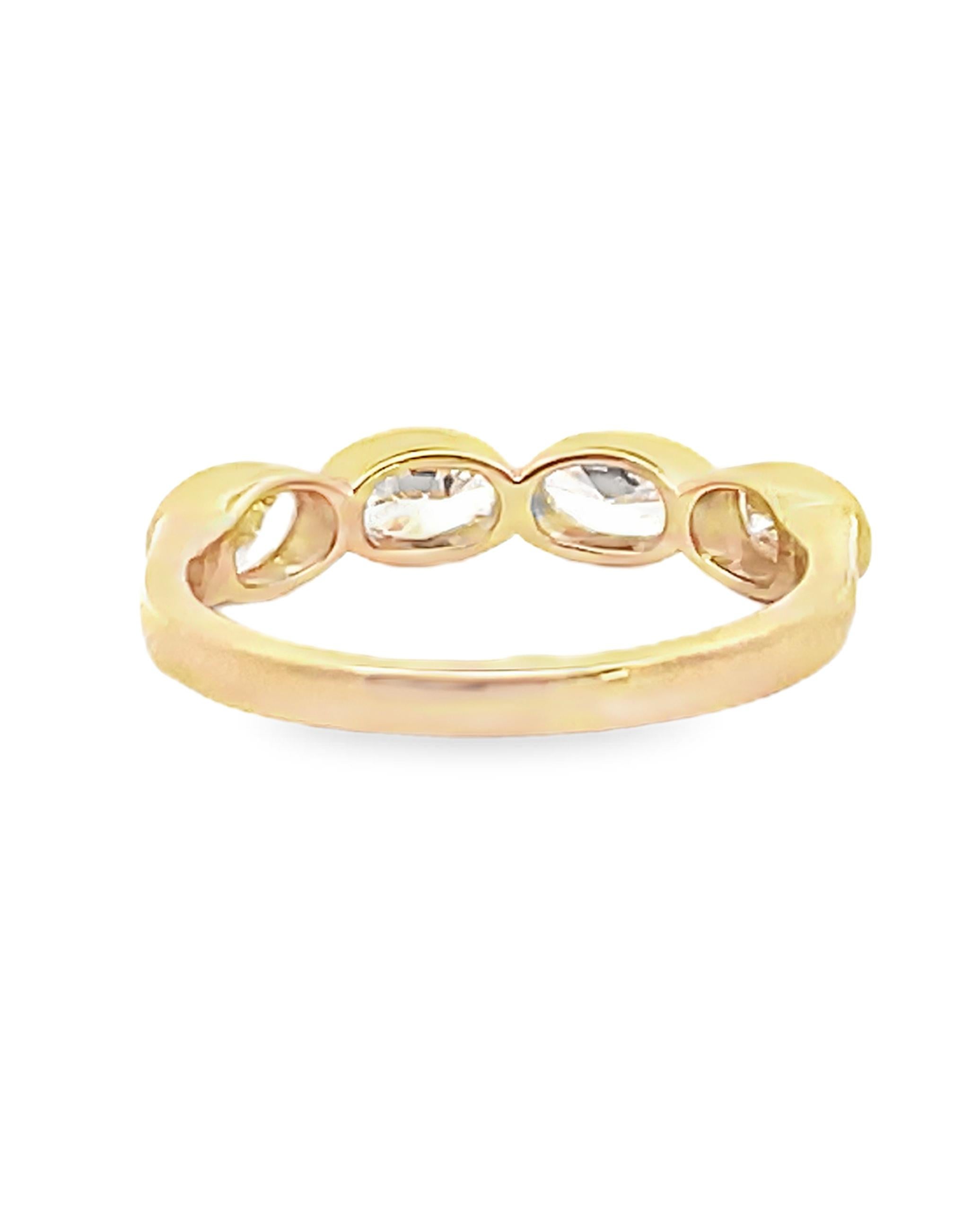 Contemporain Bague en or jaune 18 carats sertie d'un diamant ovale naturel serti en serti clos est-ouest en vente