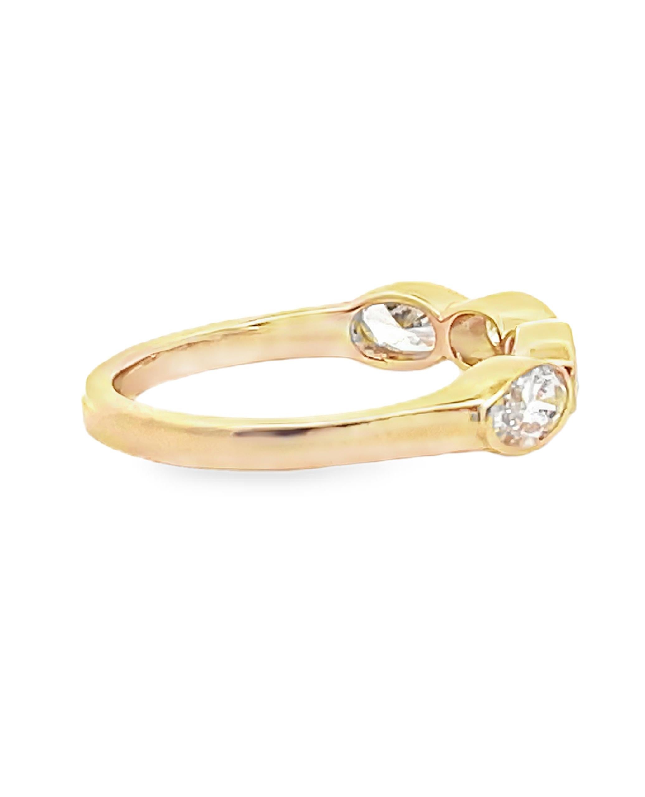 Taille ovale Bague en or jaune 18 carats sertie d'un diamant ovale naturel serti en serti clos est-ouest en vente