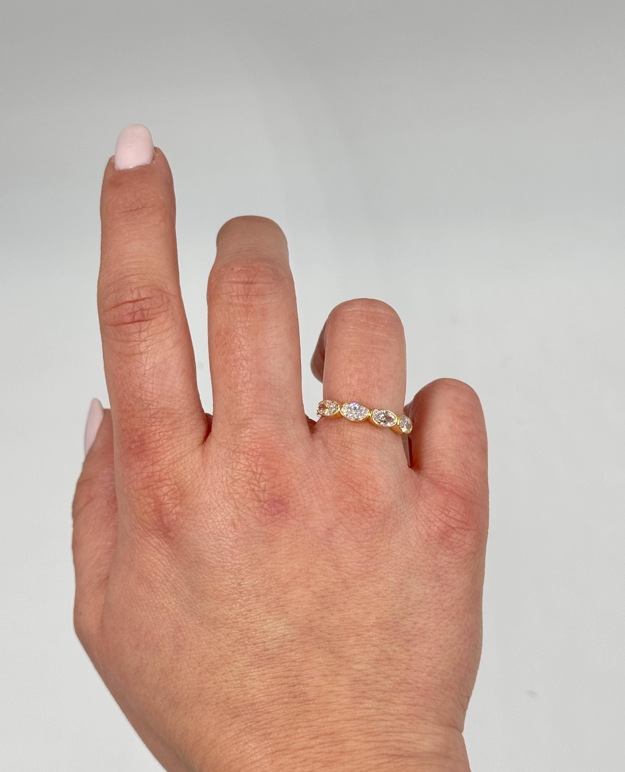 Bague en or jaune 18 carats sertie d'un diamant ovale naturel serti en serti clos est-ouest Pour femmes en vente