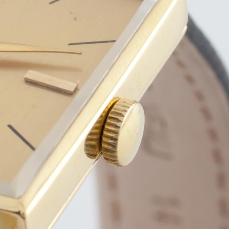 18 Karat Gelbgold Ebel Damen-Hand-Winding-Uhr mit Lederband im Zustand „Gut“ im Angebot in Sherman Oaks, CA