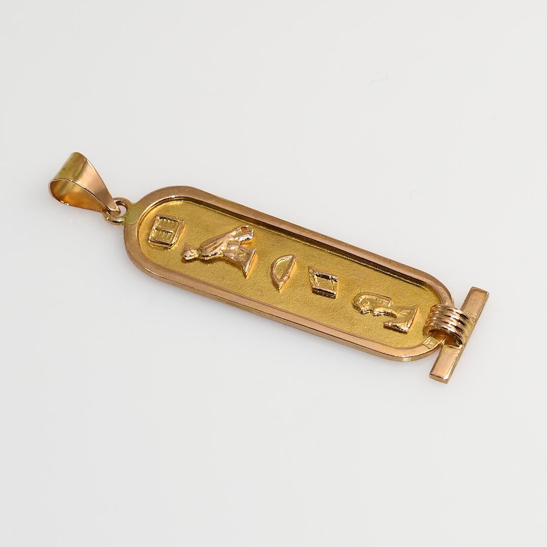 
Pendentif en or jaune 18k de style égyptien avec des motifs de hiéroglyphes.

Il pèse 3,1 grammes.

L'analyseur XRF révèle la présence de 72.5 % d'or.

Mesure 1 1/2 par 3/8 pouces.

Très bon état.