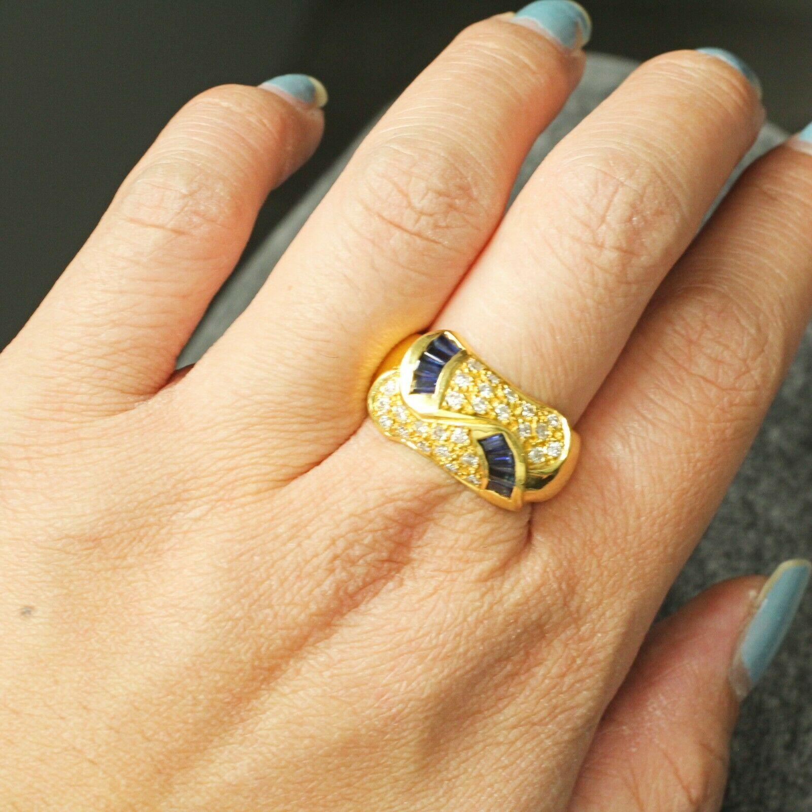 Artisan Bague d'inspiration égyptienne en or 18 carats avec diamant pavé et saphir bleu effilé en vente