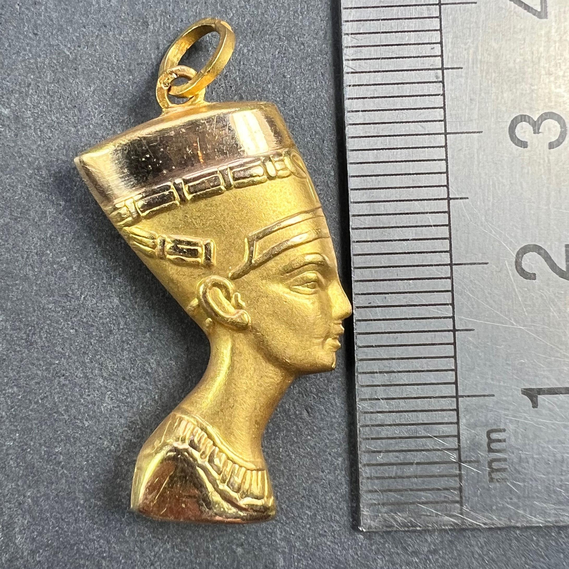 Pendentif buste Nefertiti égyptien en or jaune 18 carats en vente 6