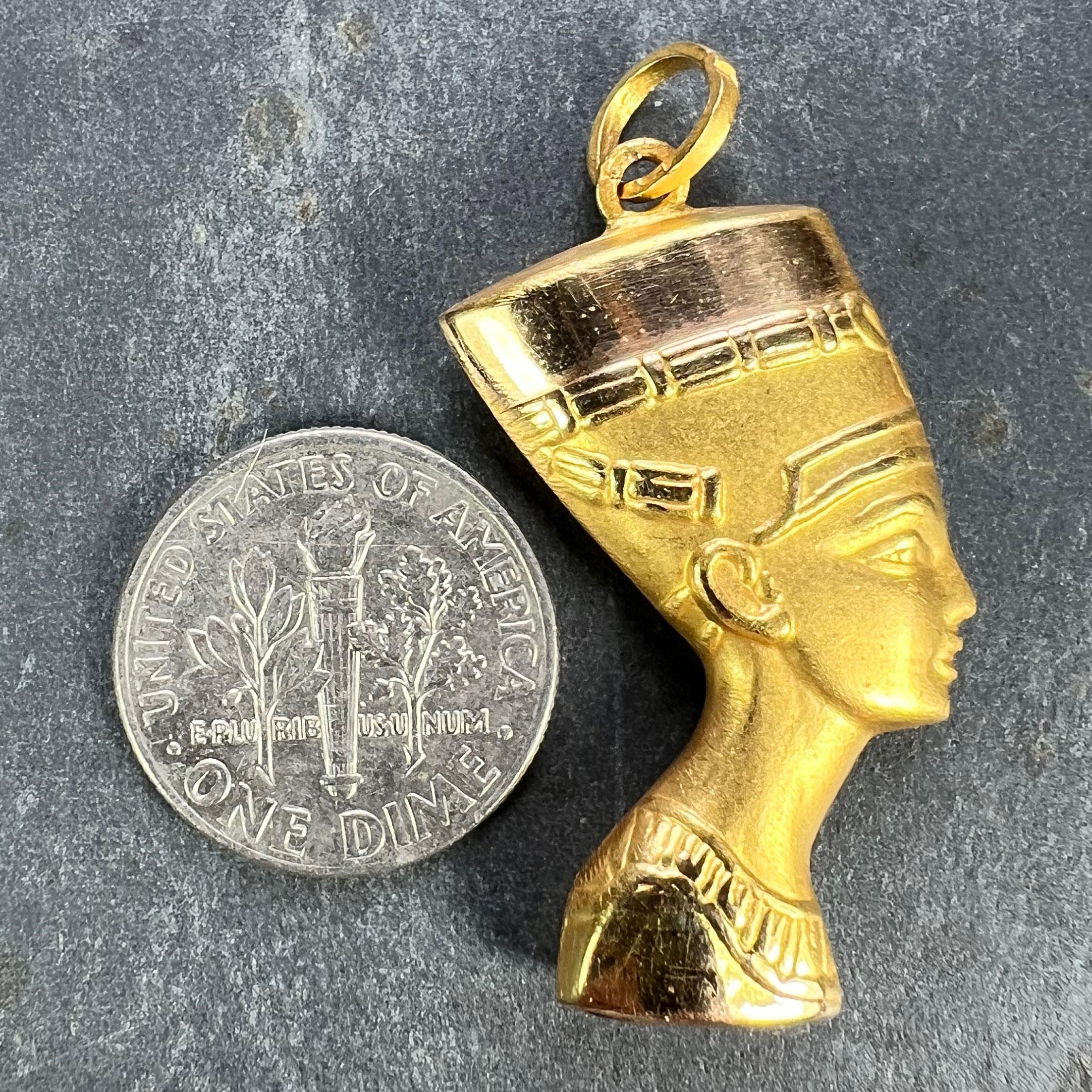 Pendentif buste Nefertiti égyptien en or jaune 18 carats en vente 7