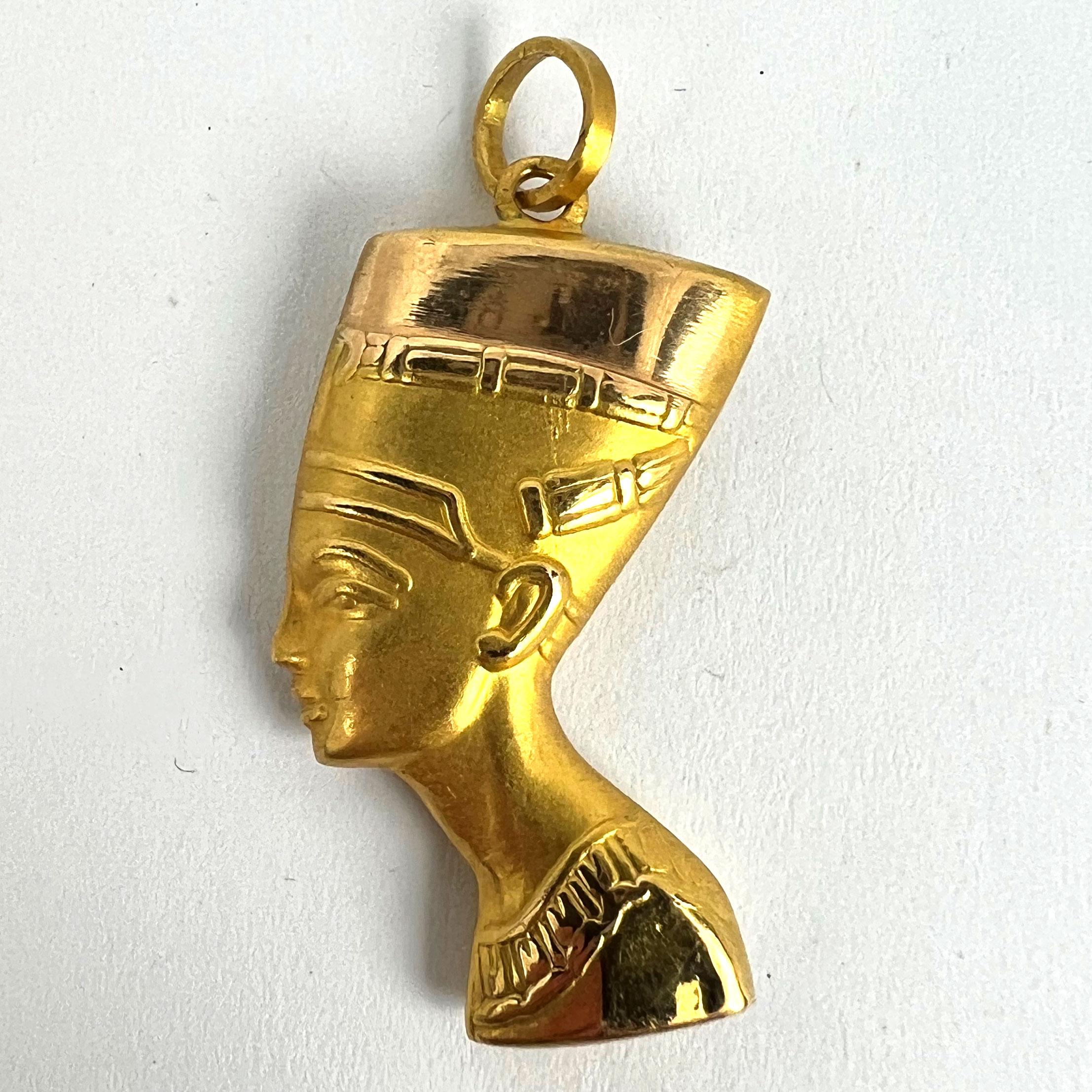 Pendentif buste Nefertiti égyptien en or jaune 18 carats en vente 8