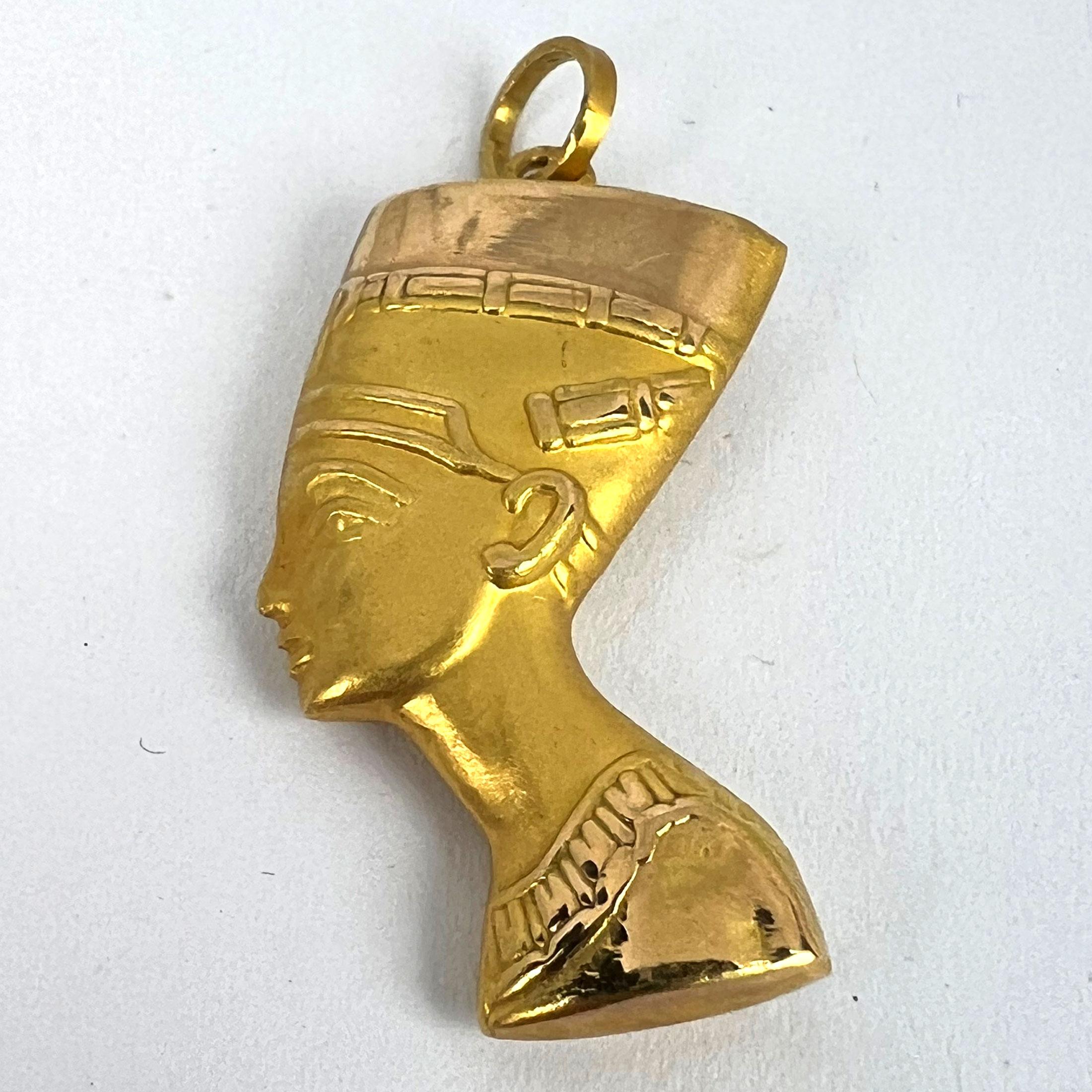 Pendentif buste Nefertiti égyptien en or jaune 18 carats en vente 9
