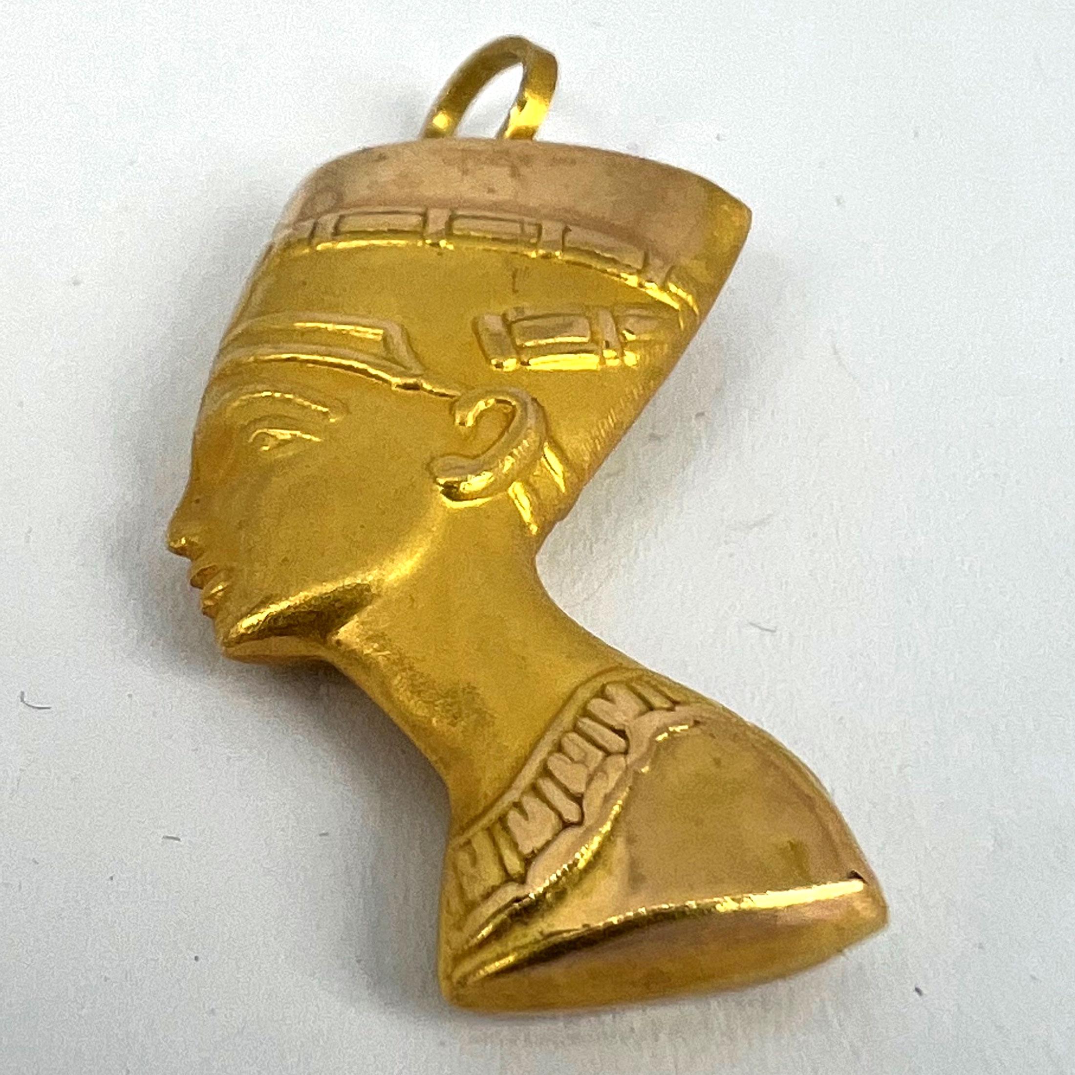 Pendentif buste Nefertiti égyptien en or jaune 18 carats en vente 10