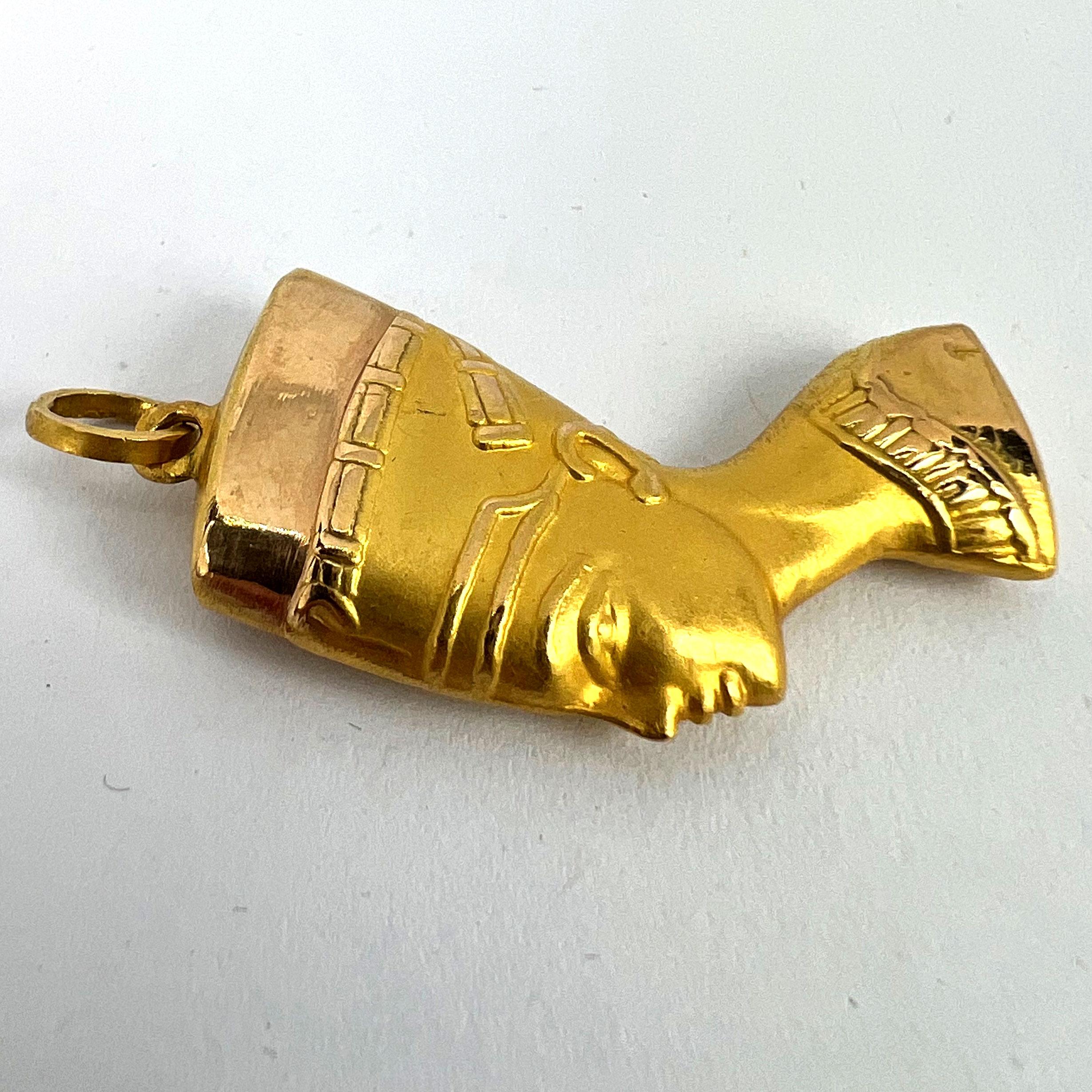 Pendentif buste Nefertiti égyptien en or jaune 18 carats en vente 11