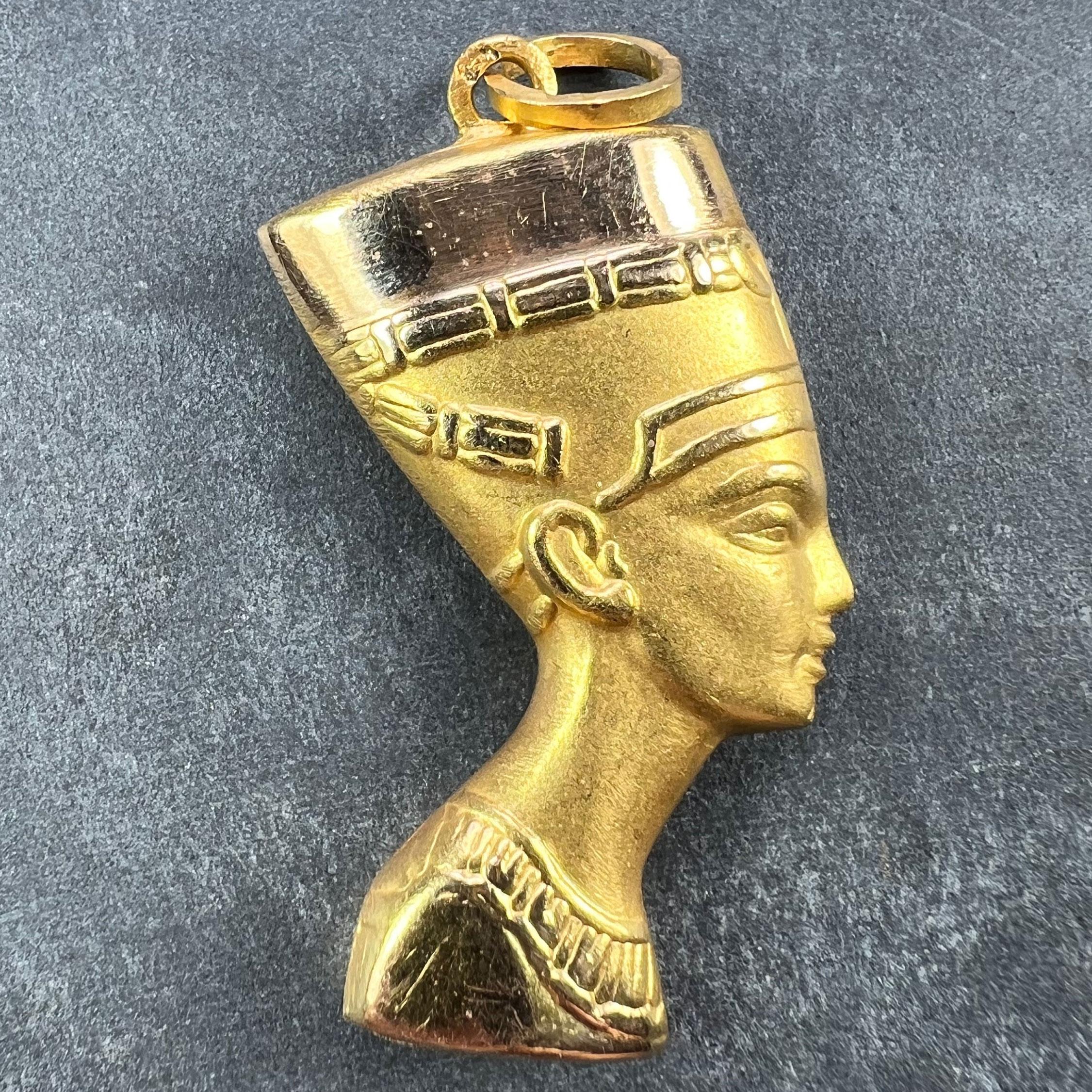 Pendentif à breloque en or jaune 18 carats (18K) conçu comme le buste de Néfertiti en or mat et poli. Estampillé pour l'or 18 carats et la fabrication égyptienne avec la marque du hibou pour l'or 18 carats et l'importation française.

Dimensions :