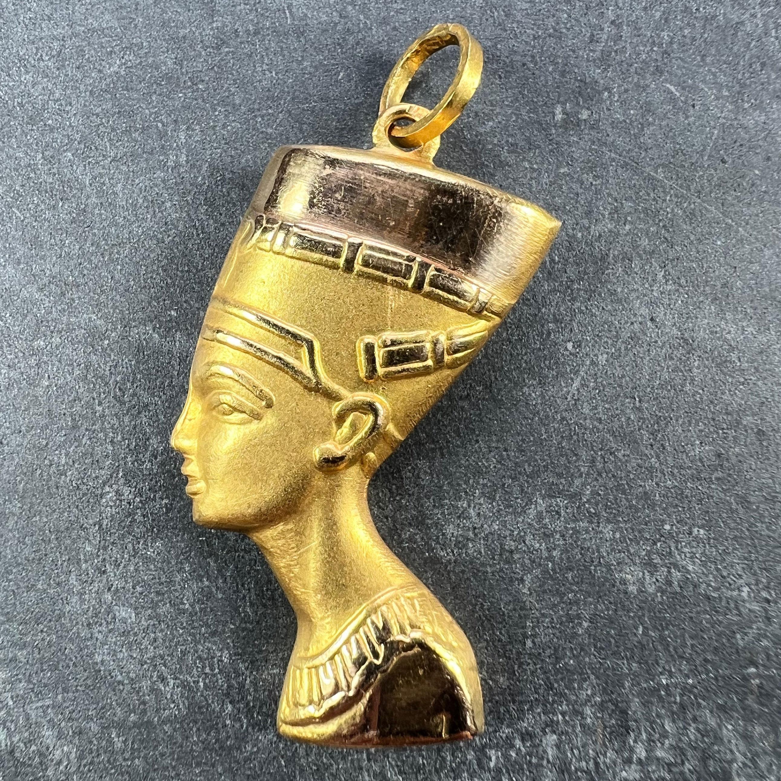 Pendentif buste Nefertiti égyptien en or jaune 18 carats Bon état - En vente à London, GB