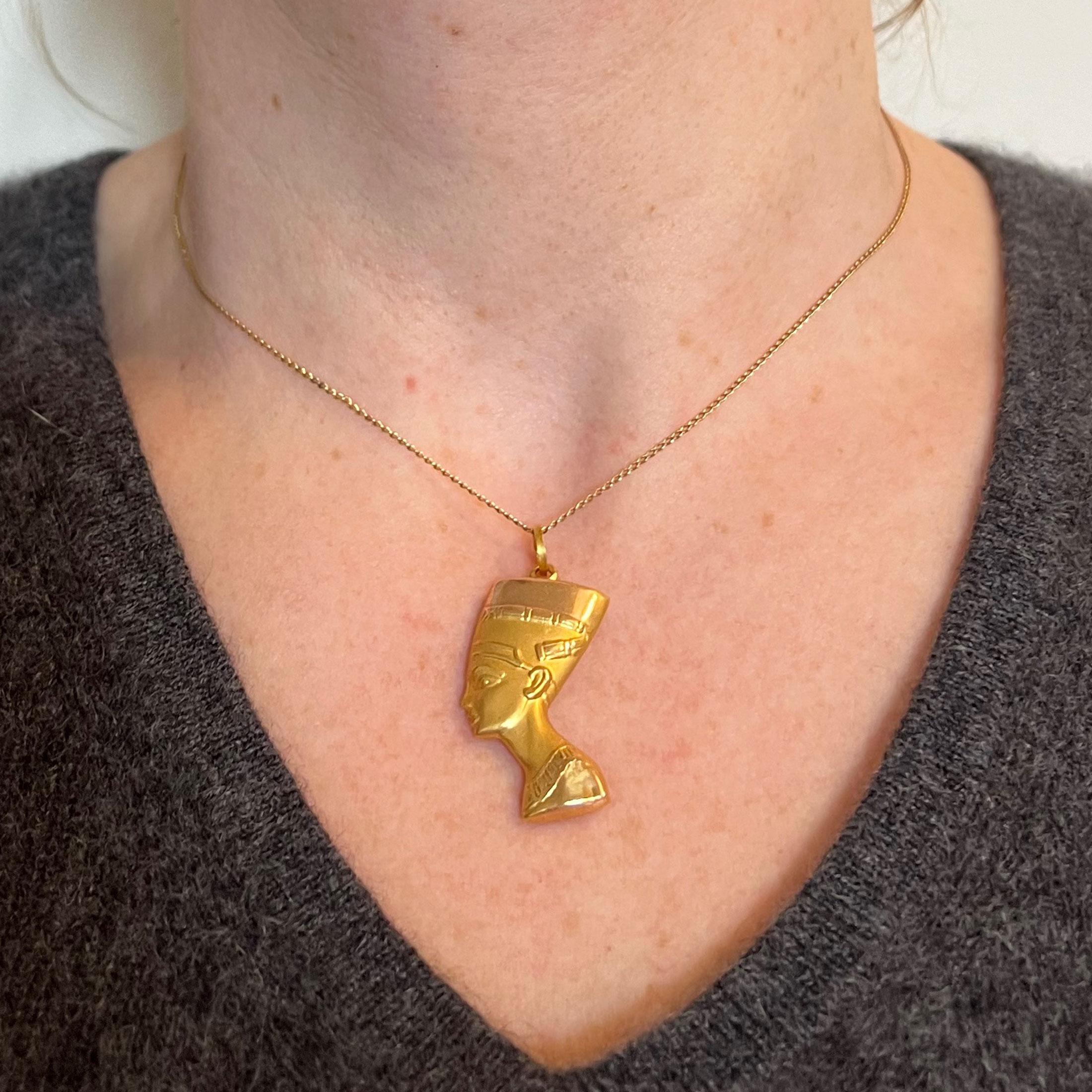 Pendentif buste Nefertiti égyptien en or jaune 18 carats Unisexe en vente