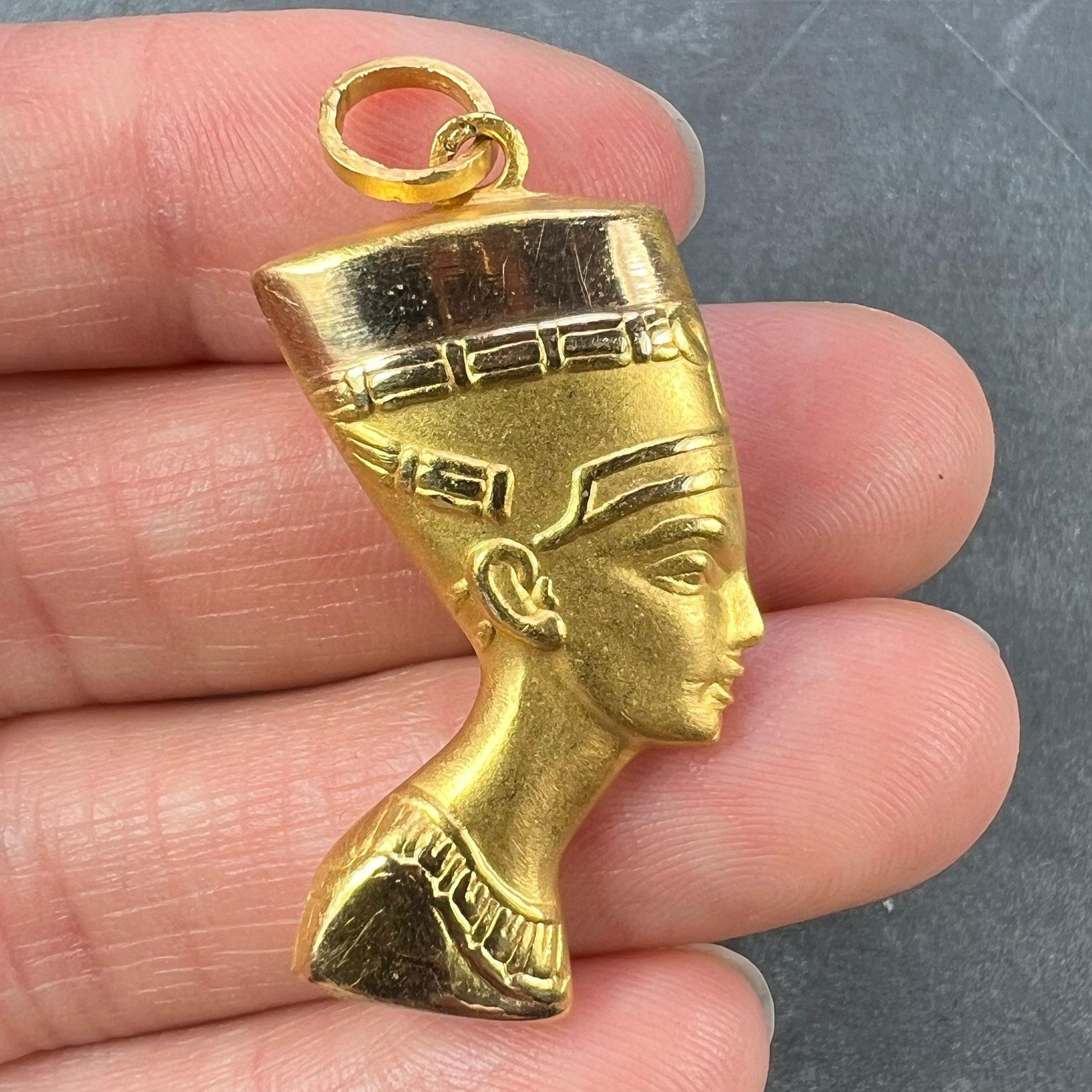 Pendentif buste Nefertiti égyptien en or jaune 18 carats en vente 1