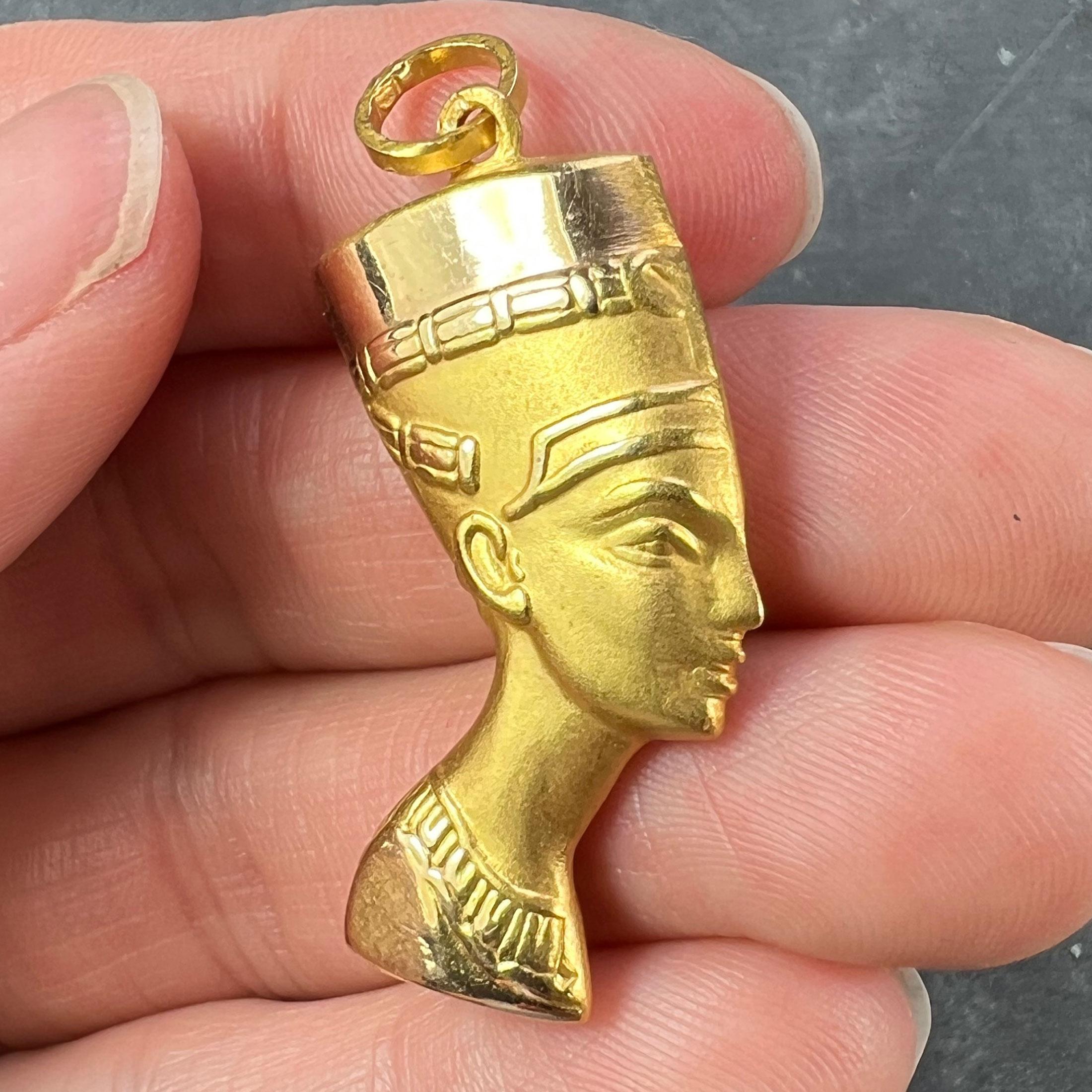 Pendentif buste Nefertiti égyptien en or jaune 18 carats en vente 2