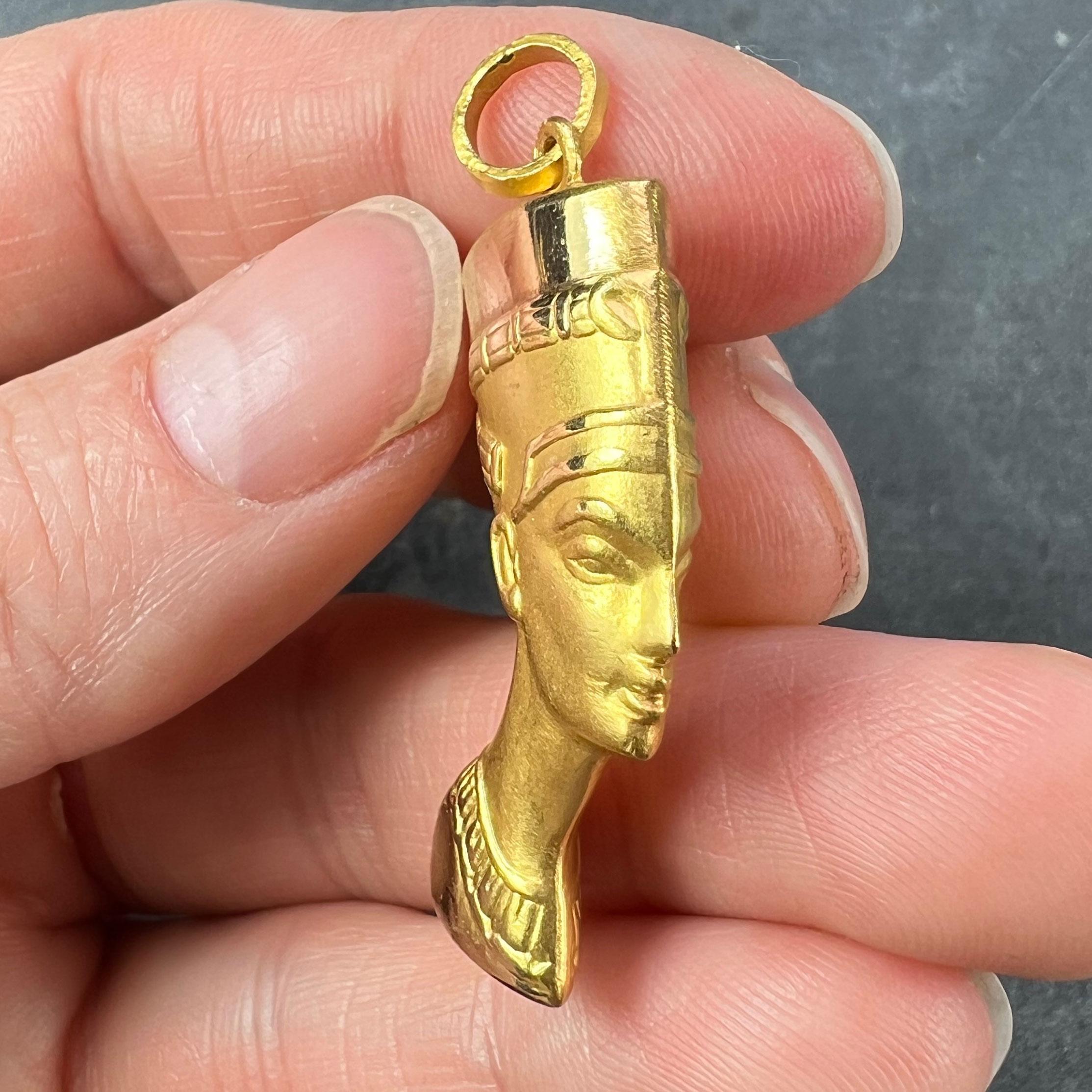 Pendentif buste Nefertiti égyptien en or jaune 18 carats en vente 3