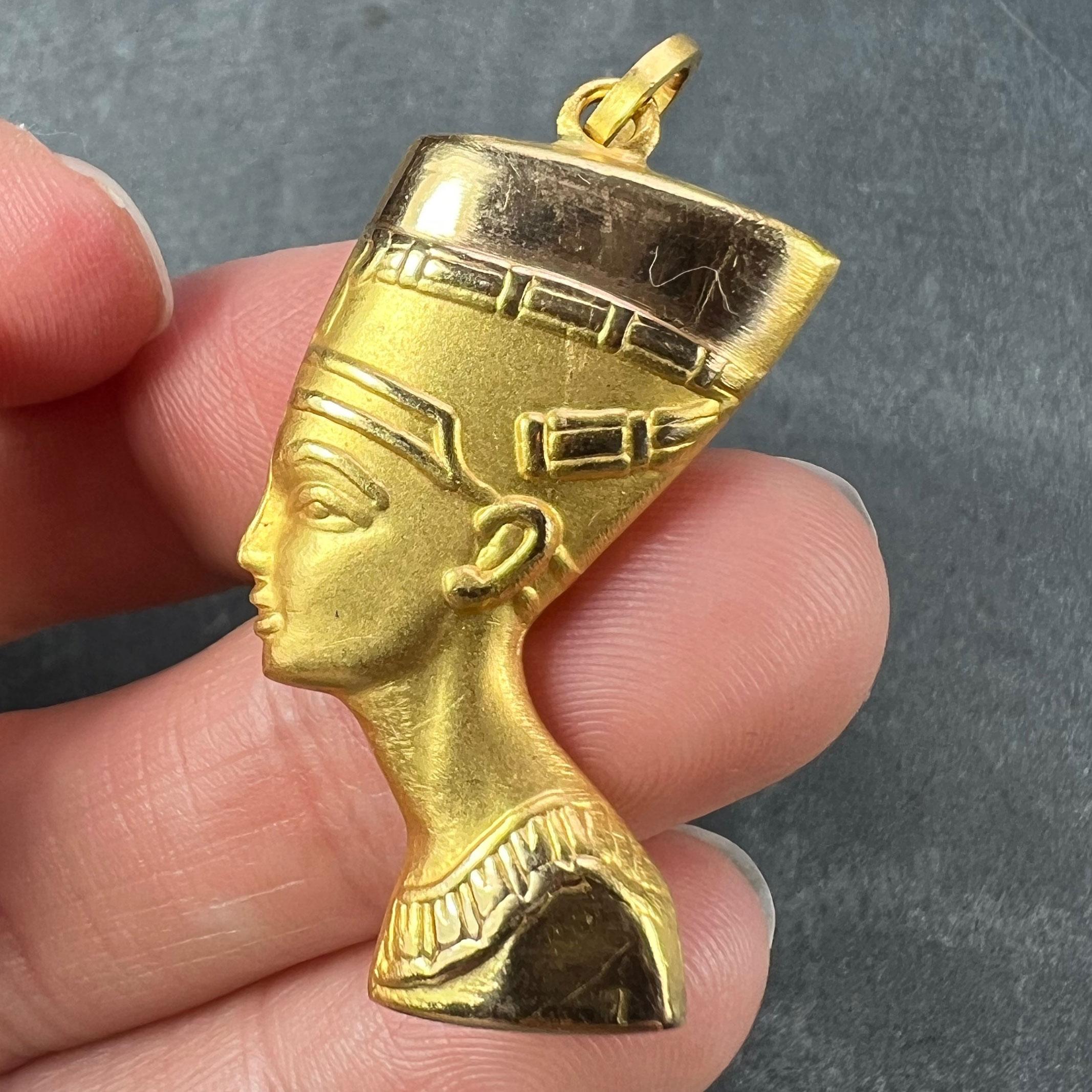 Pendentif buste Nefertiti égyptien en or jaune 18 carats en vente 4