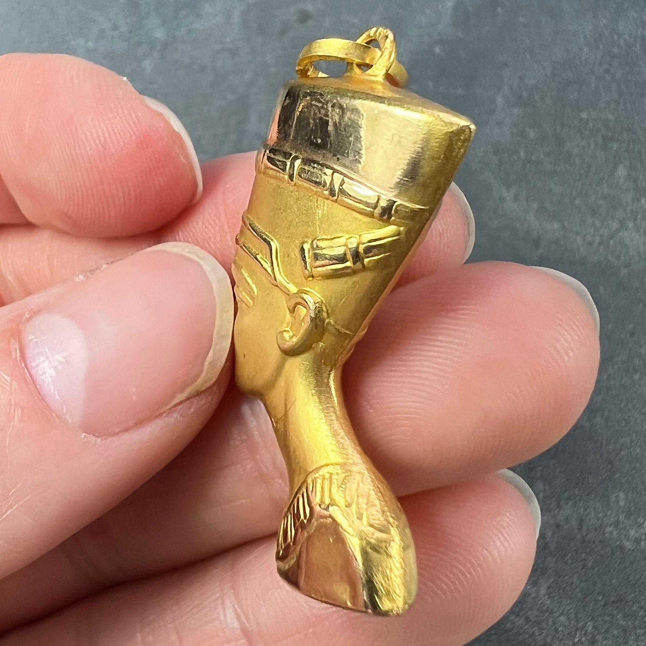 Pendentif buste Nefertiti égyptien en or jaune 18 carats en vente 5