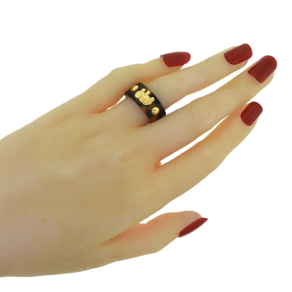 Taille ronde Bague jonc flexible en or jaune 18 carats représentant un éléphant sur un œil de tigre en vente
