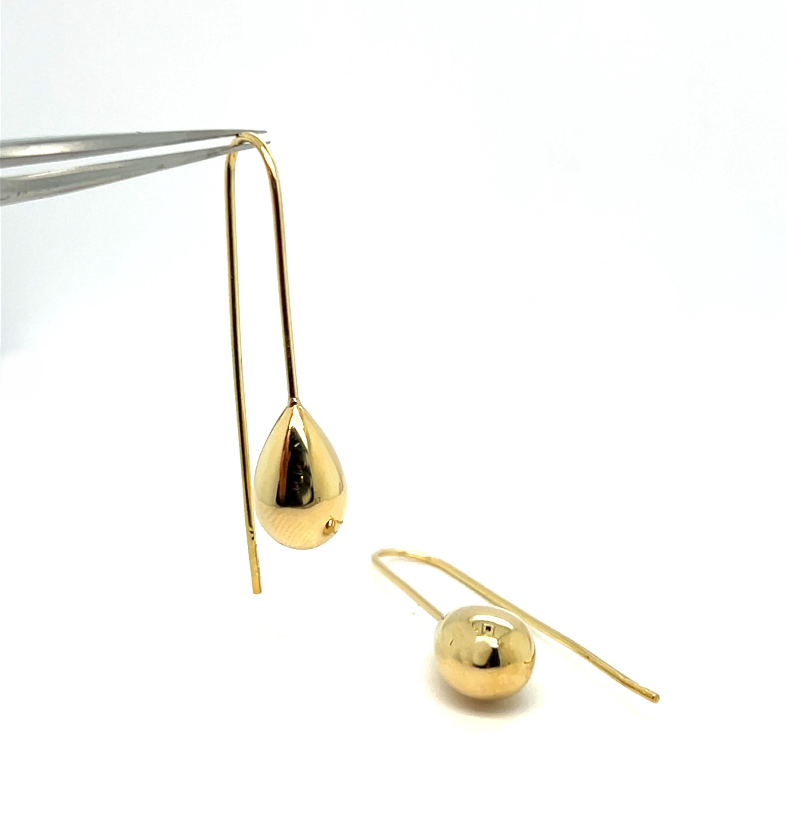 Questi orecchini minimalisti a cerchio allungato in oro giallo 18 carati di Mesure et art du temps esprimono la purezza e l'eleganza del moderno design francese. Realizzato con linee eleganti e fluide, ogni orecchino presenta una silhouette sottile