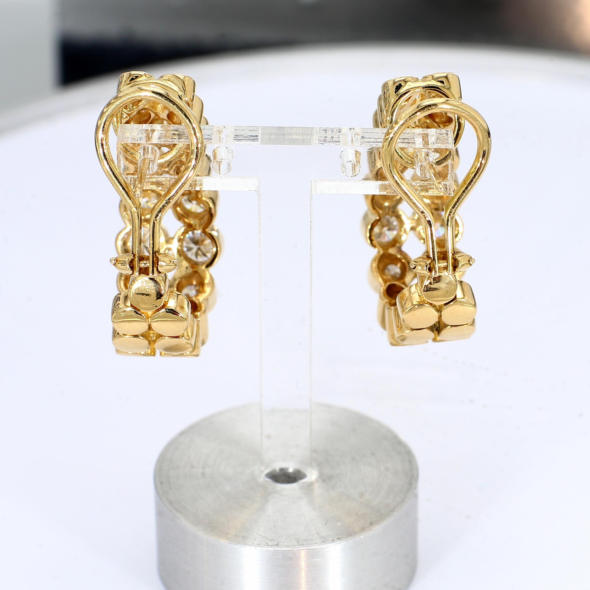 Taglio brillante Orecchini a cerchio allungati in oro giallo 18k con due file di diamanti incastonati in vendita