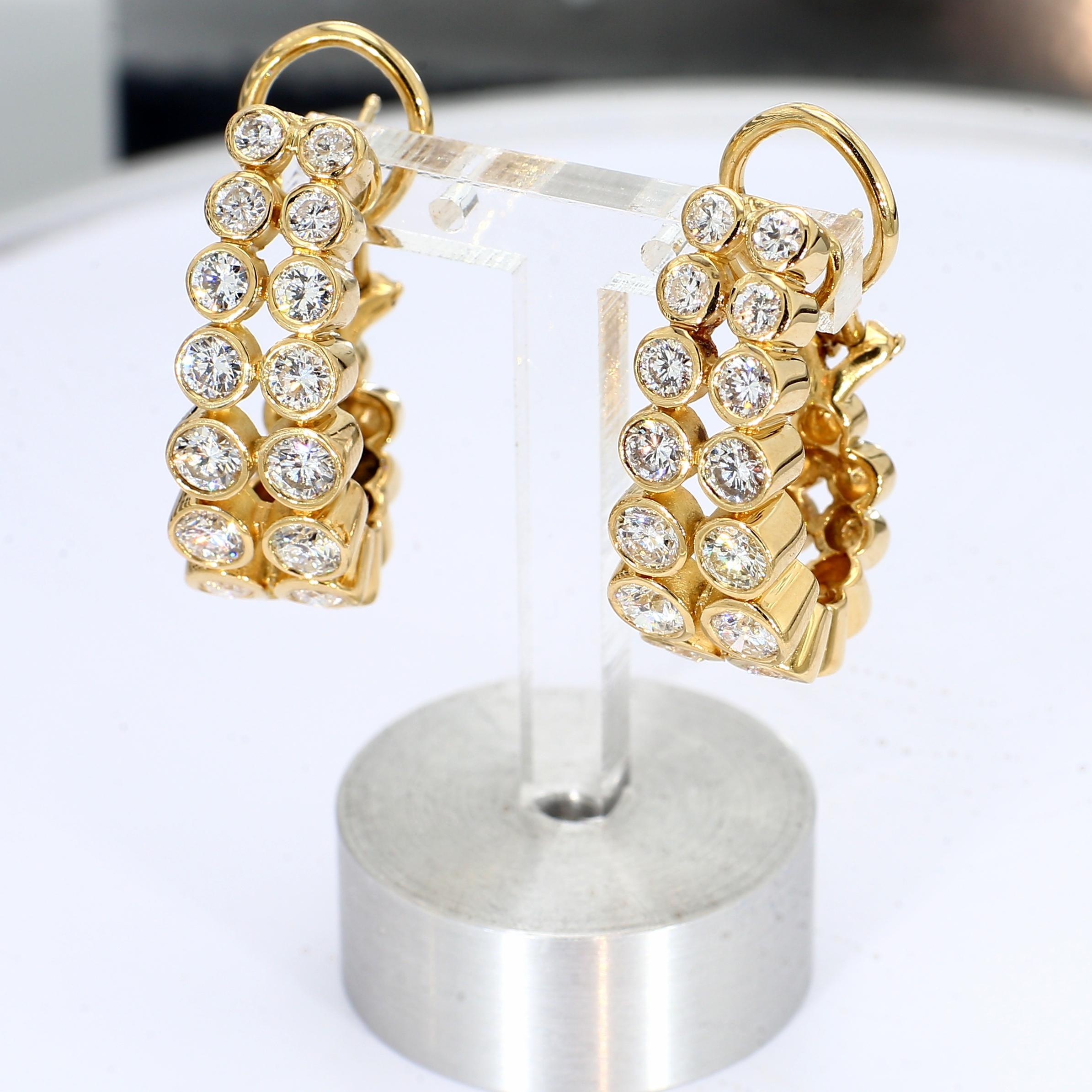 Orecchini a cerchio allungati in oro giallo 18k con due file di diamanti incastonati in vendita