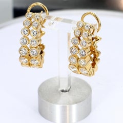 Orecchini a cerchio allungati in oro giallo 18k con due file di diamanti incastonati