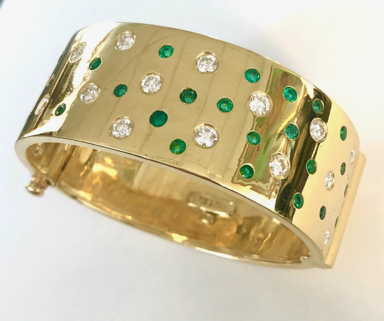 Contemporary 18 Karat Yellow Gold Emerald and Diamond Bangle Bracelet For Sale