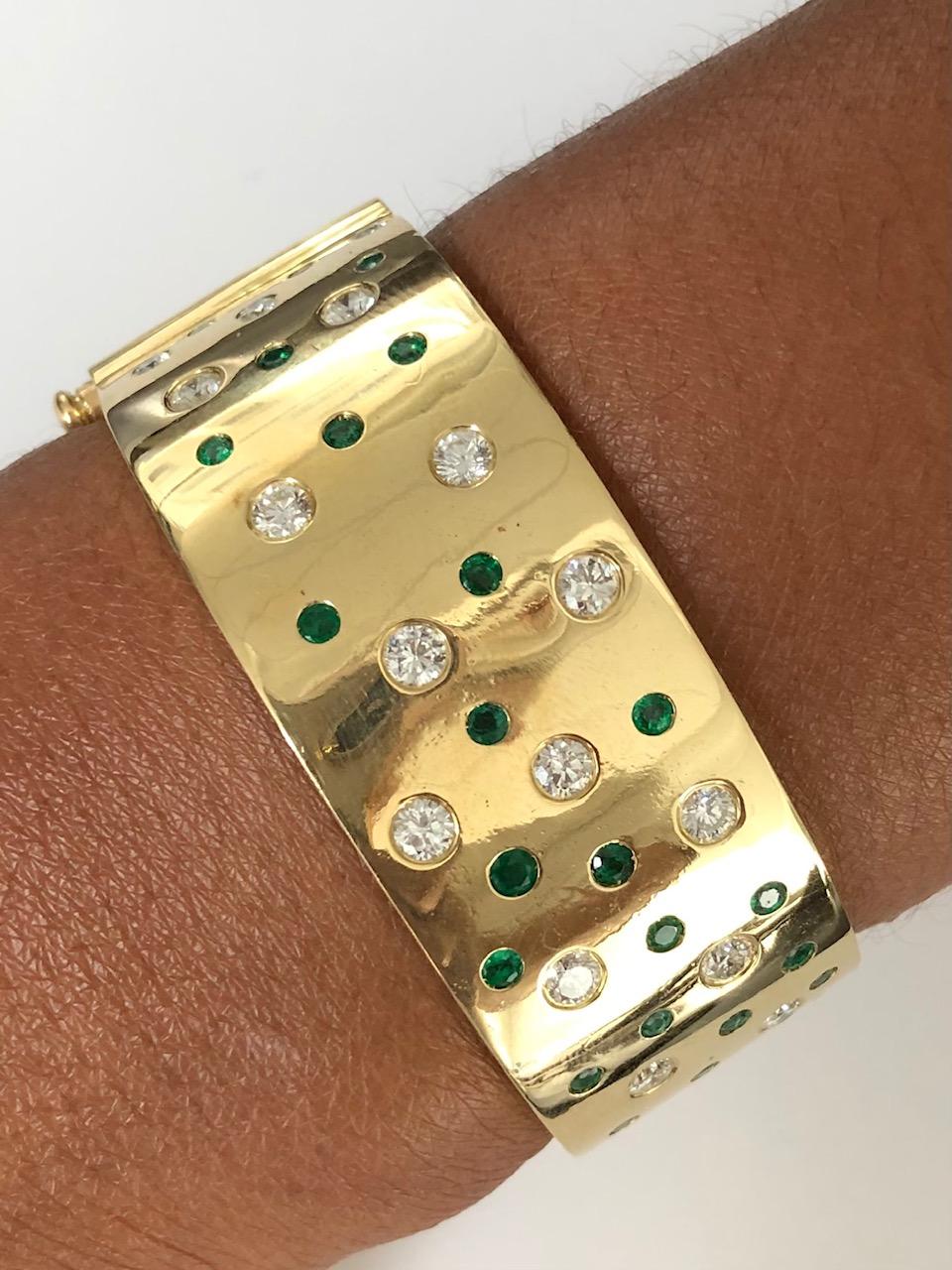 Round Cut 18 Karat Yellow Gold Emerald and Diamond Bangle Bracelet For Sale