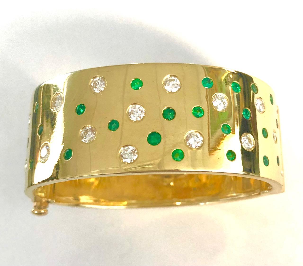 18 Karat Yellow Gold Emerald and Diamond Bangle Bracelet In New Condition For Sale In New York, NY