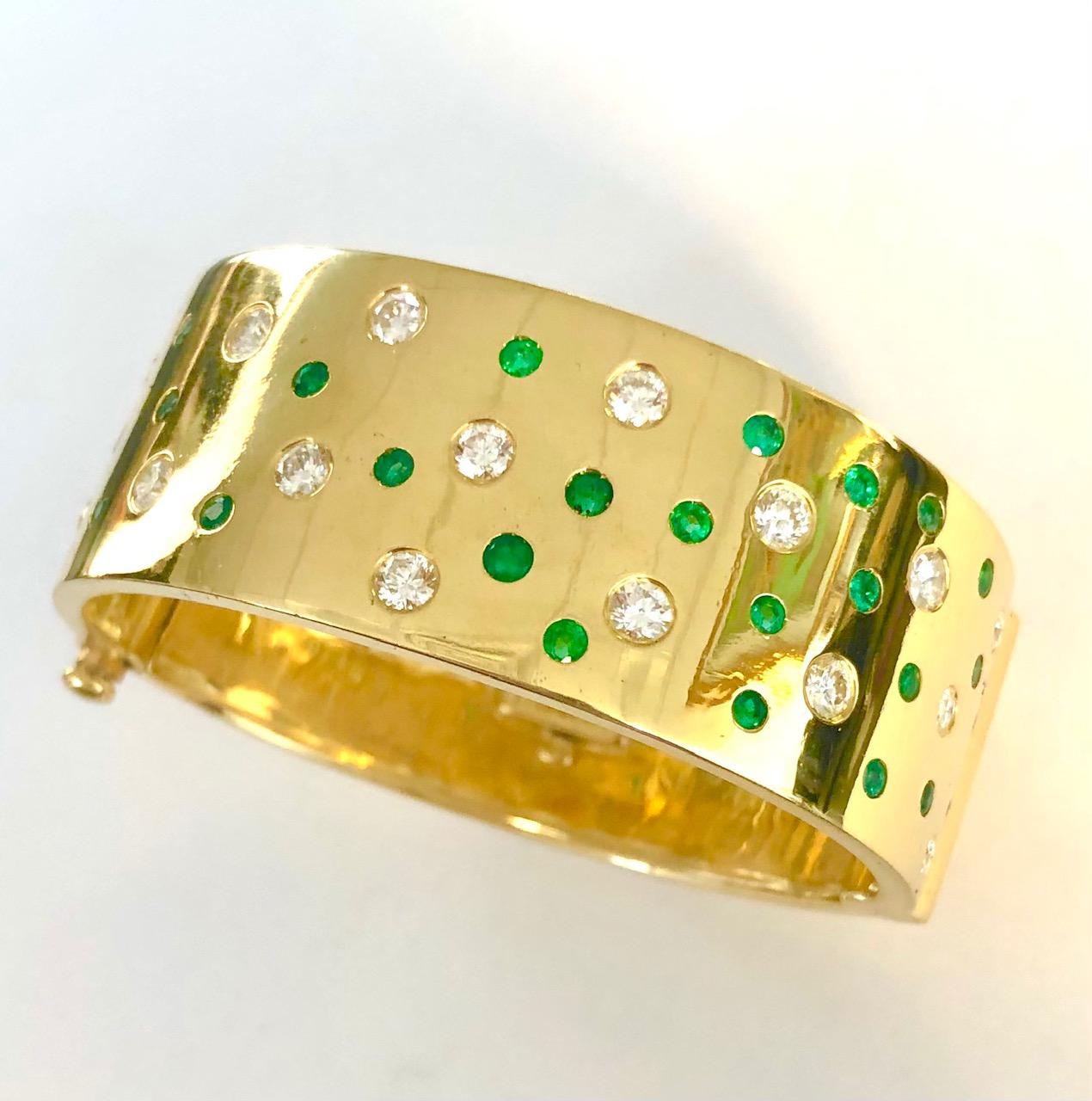 18 Karat Yellow Gold Emerald and Diamond Bangle Bracelet For Sale 1