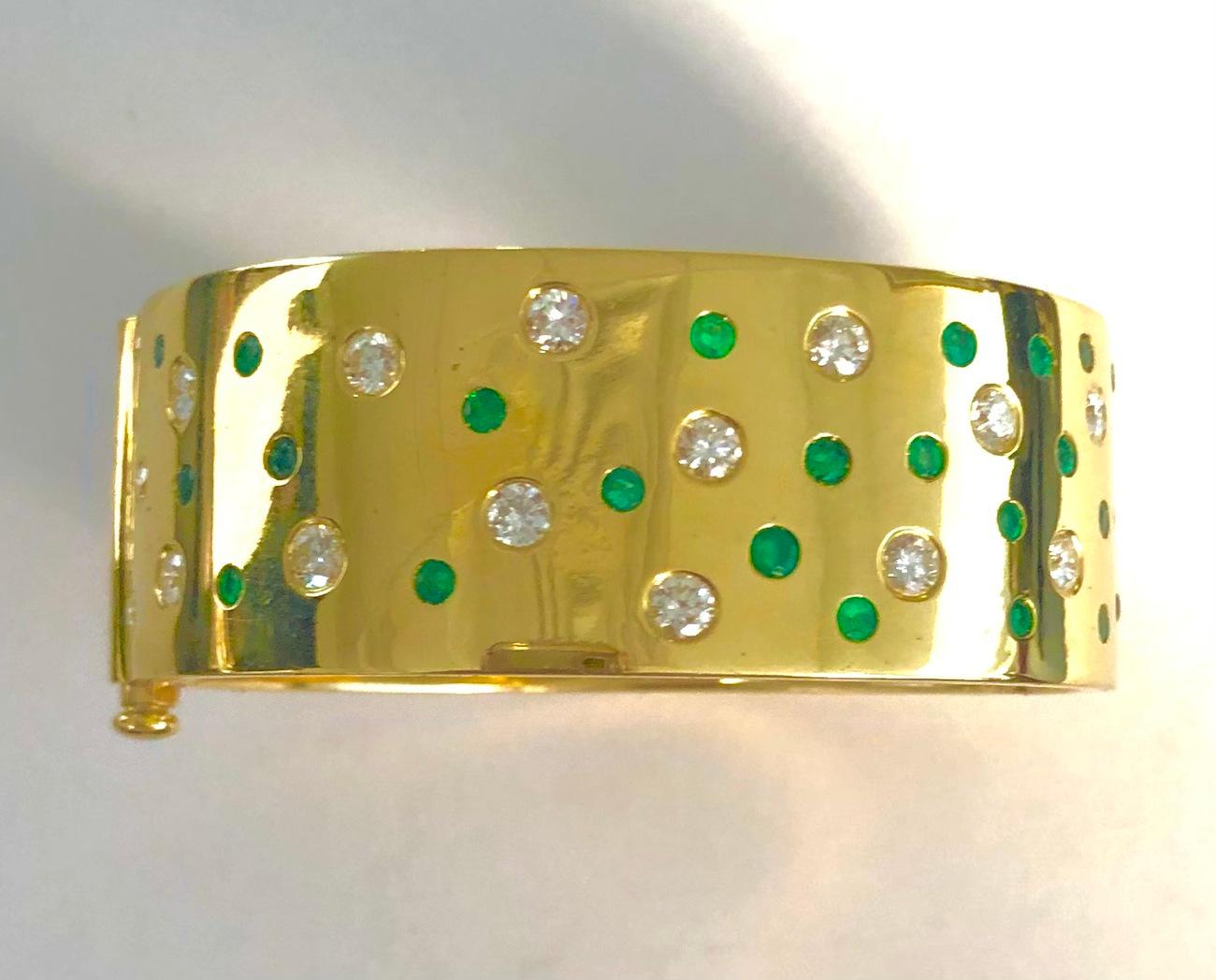 18 Karat Yellow Gold Emerald and Diamond Bangle Bracelet For Sale 2