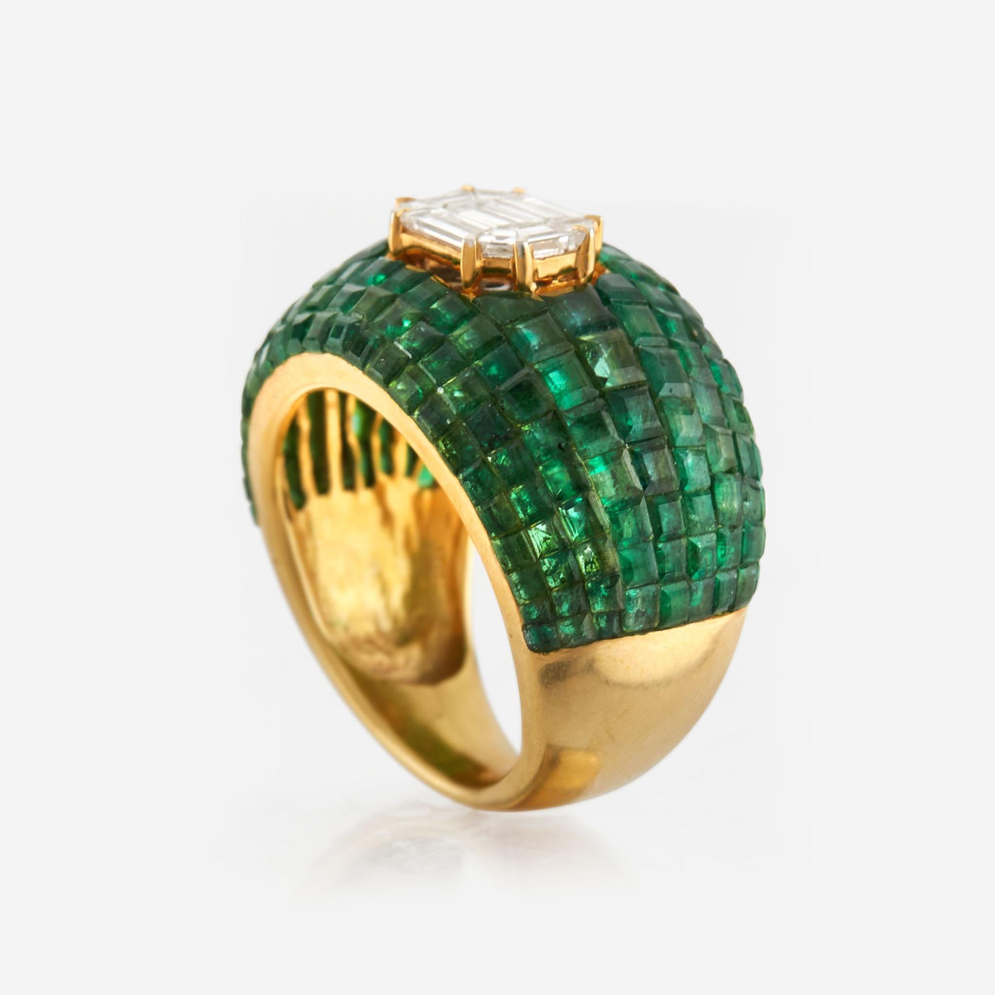Contemporain Bague bombée en or jaune 18 carats avec émeraudes et diamants en vente