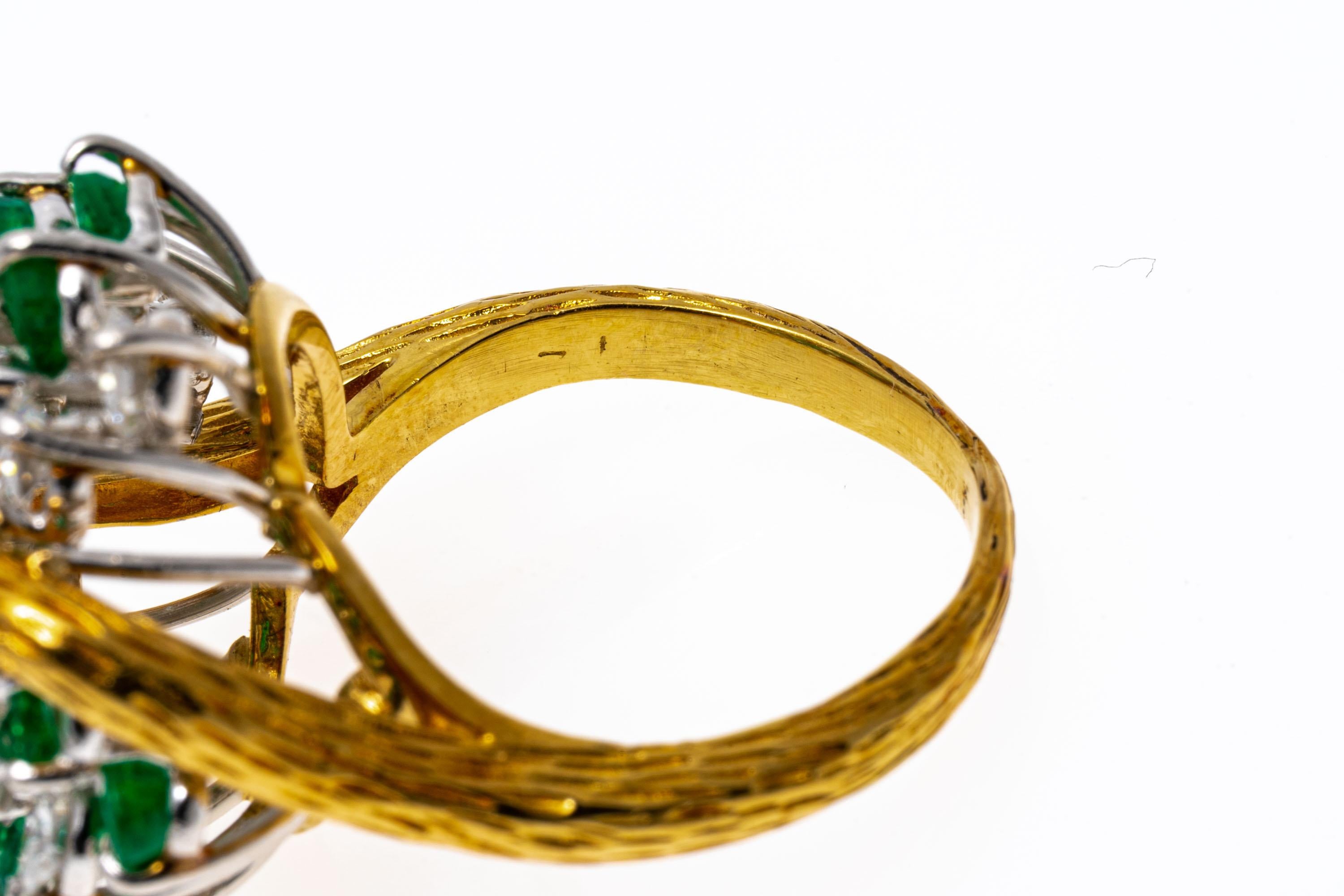 Bague grappe de dérivation en or jaune 18 carats avec émeraudes et diamants, finition écossaise Pour femmes en vente