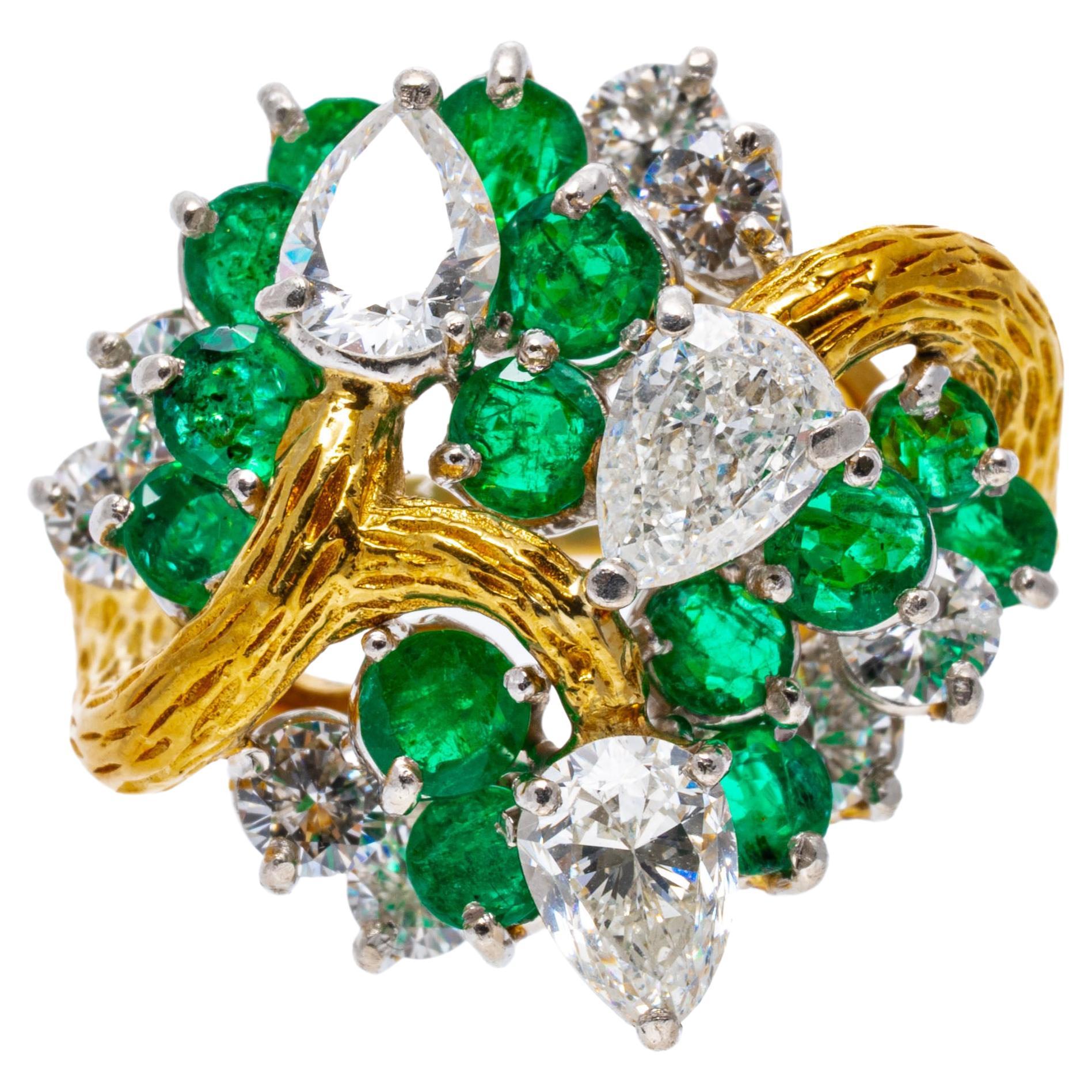 Anillo Racimo de Esmeraldas y Diamantes en Oro Amarillo de 18k, Acabado Corteza
