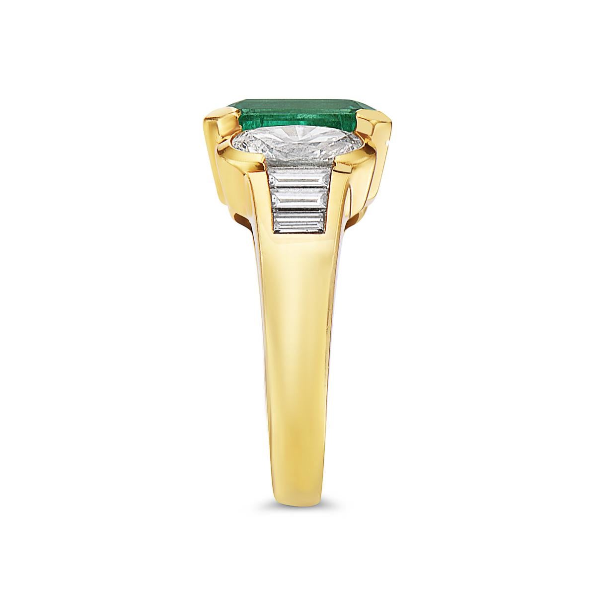 18 Karat Yellow Gold Emerald and Diamond Cocktail Ring In Excellent Condition For Sale In New York, NY