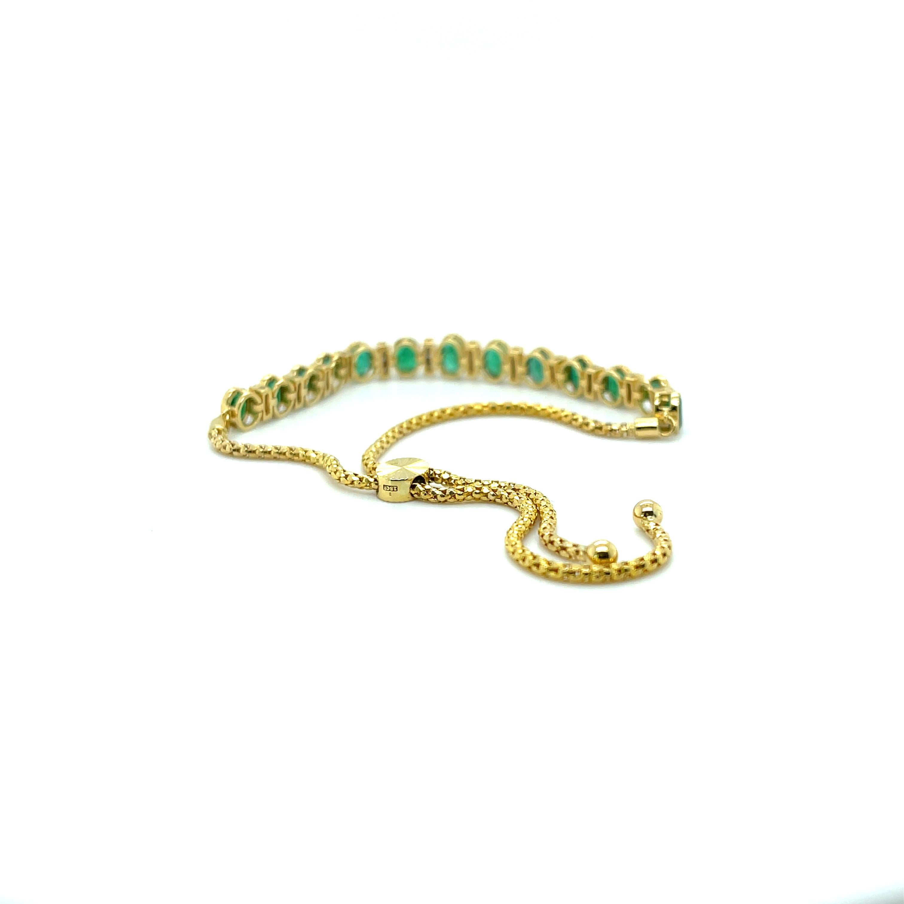 Natürliche Smaragde und Diamanten, wunderschön gearbeitet in achtzehn Karat Gelbgold, ergänzt durch ein atemberaubendes Design mit polierter Oberfläche. Expandierbares Armband für alle Handgelenksgrößen. 

Ein Damen - Armband aus 18 Karat Gelbgold,