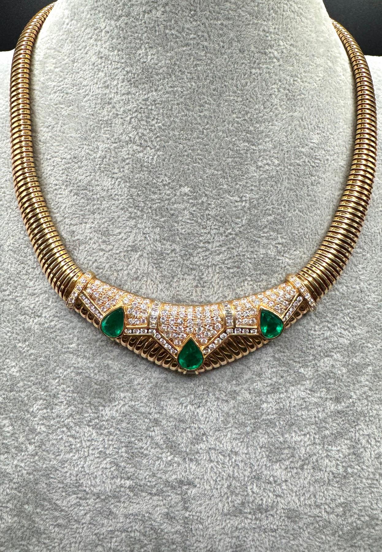 Collana di smeraldi e diamanti in oro giallo 18K. Smeraldi a forma di pera 6,29 carati, baguette4 1,30 carati, Brillianti 5,05 carati