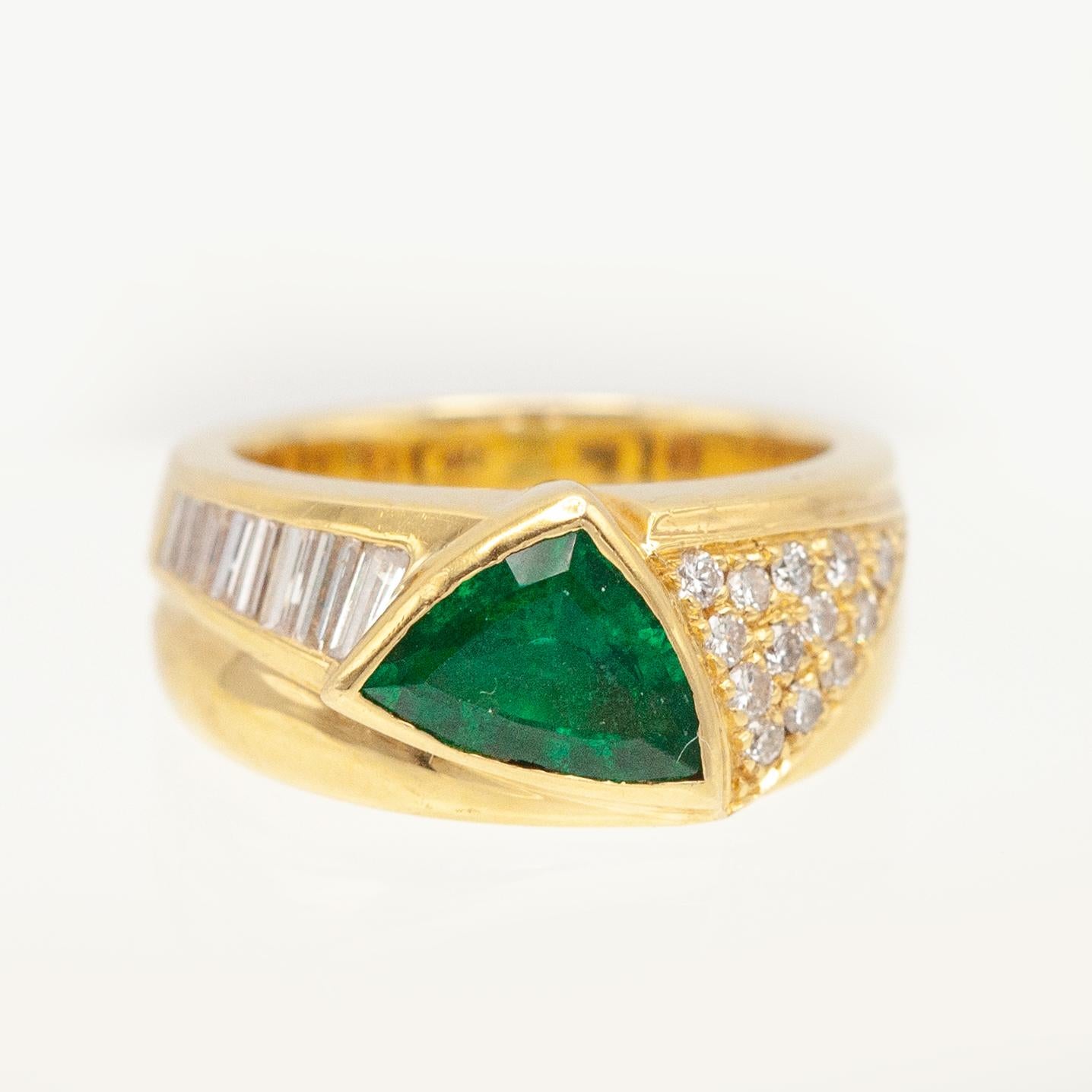 18K Yellow Gold Emerald and Diamond Ring For Sale 4