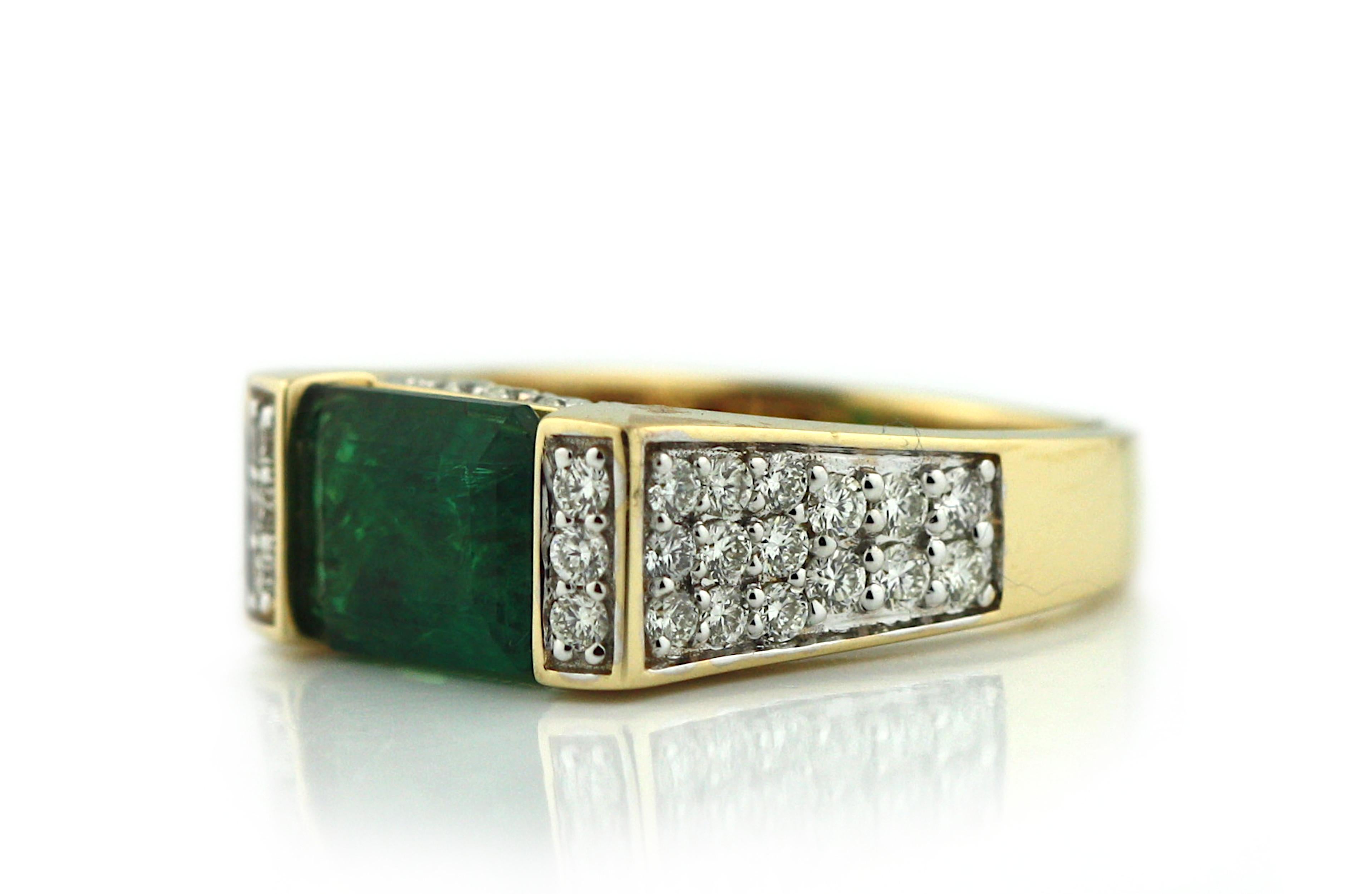 Anillo de oro amarillo de 18 quilates con esmeralda y diamantes 
Con una esmeralda de berilo natural talla esmeralda 
mide 7,30 x 9,48 x 4,20 mm, pesa 2,55 cts.
rodeado de 46 diamantes redondos de talla brillante 
Peso total 6,80 gramos
