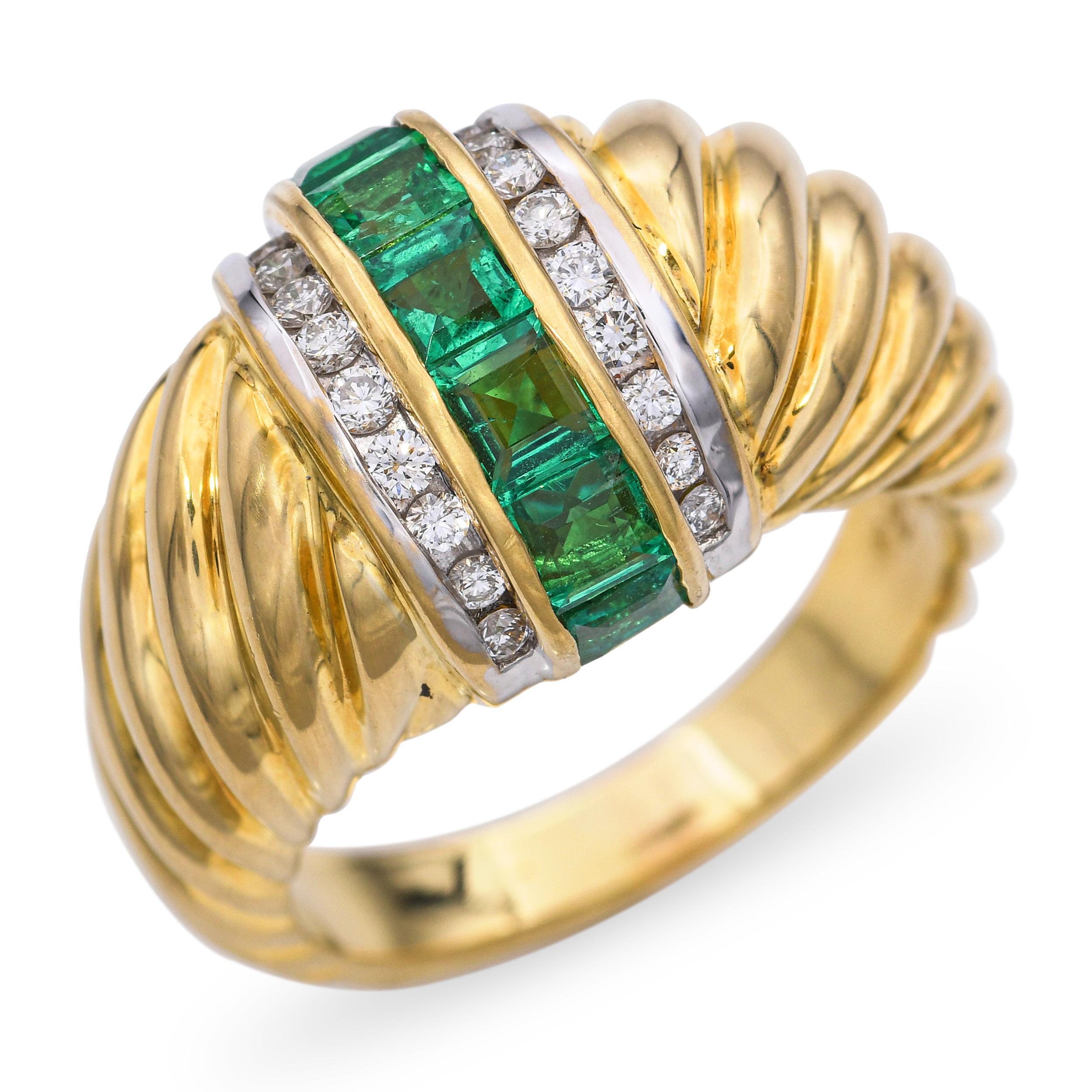Anello Vintage By in oro giallo 18 carati con smeraldi e diamanti da 0,25 carati, con smeraldi vibranti per un totale di 0,85 carati e diamanti scintillanti da 0,25 carati. La ricca tonalità verde degli smeraldi contrasta meravigliosamente con la