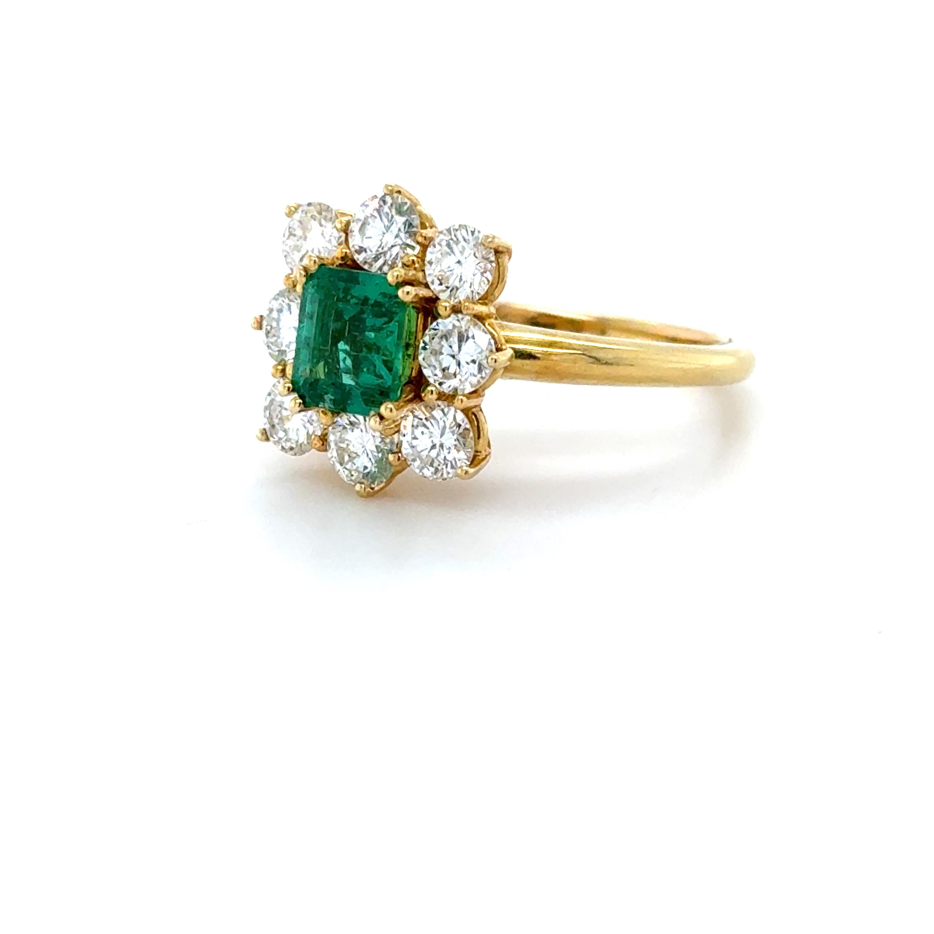 Cette bague absolument superbe, ornée d'une magnifique émeraude de 1,00 carat, mesure 6,30 x 5,35 x 3,60 mm. Elle est entourée de huit diamants ronds de taille brillant de première qualité, pesant au total environ 1,30 carat. Montée en or jaune 18