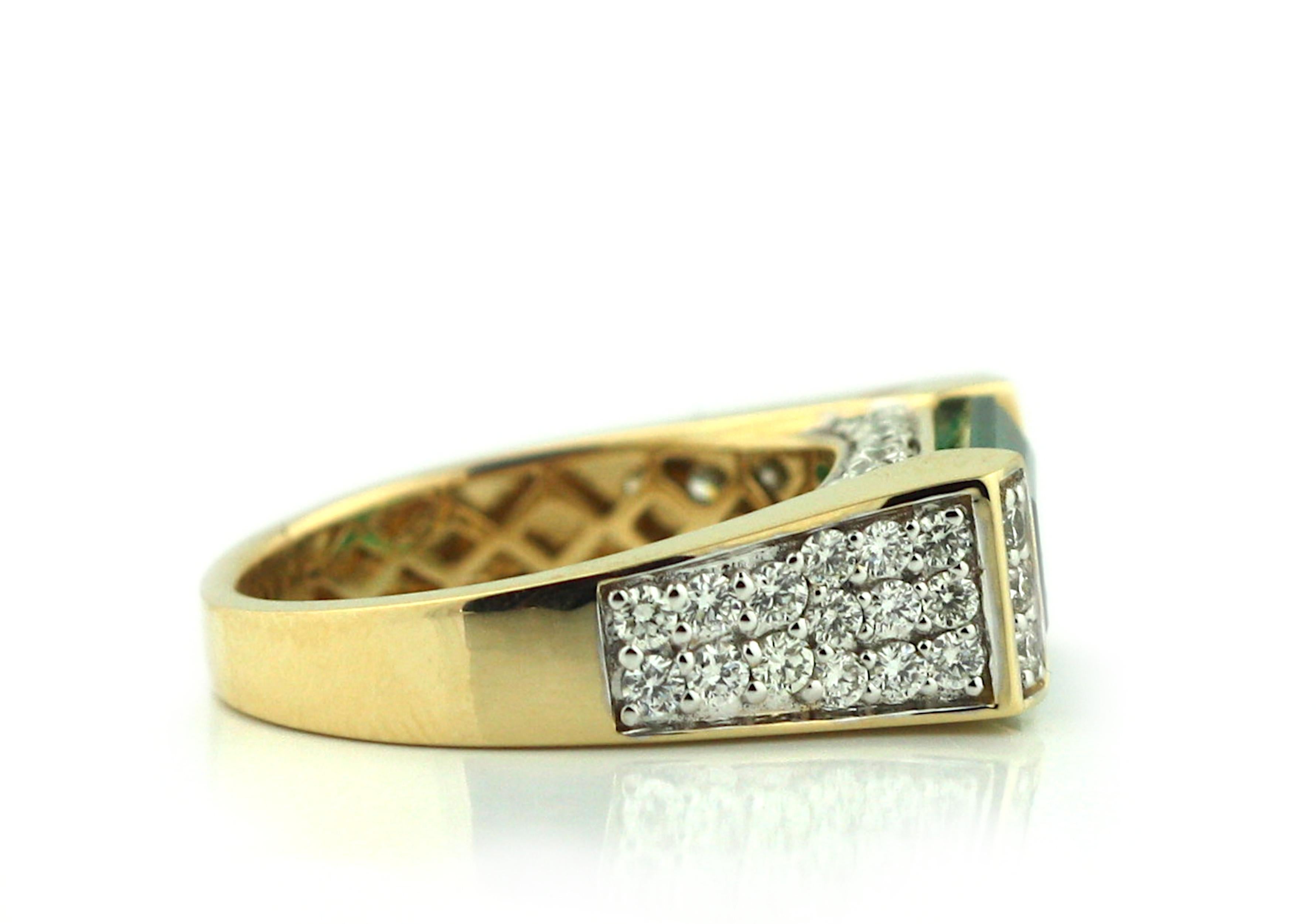 Anillo de oro amarillo de 18 quilates con esmeralda y diamantes Corte esmeralda