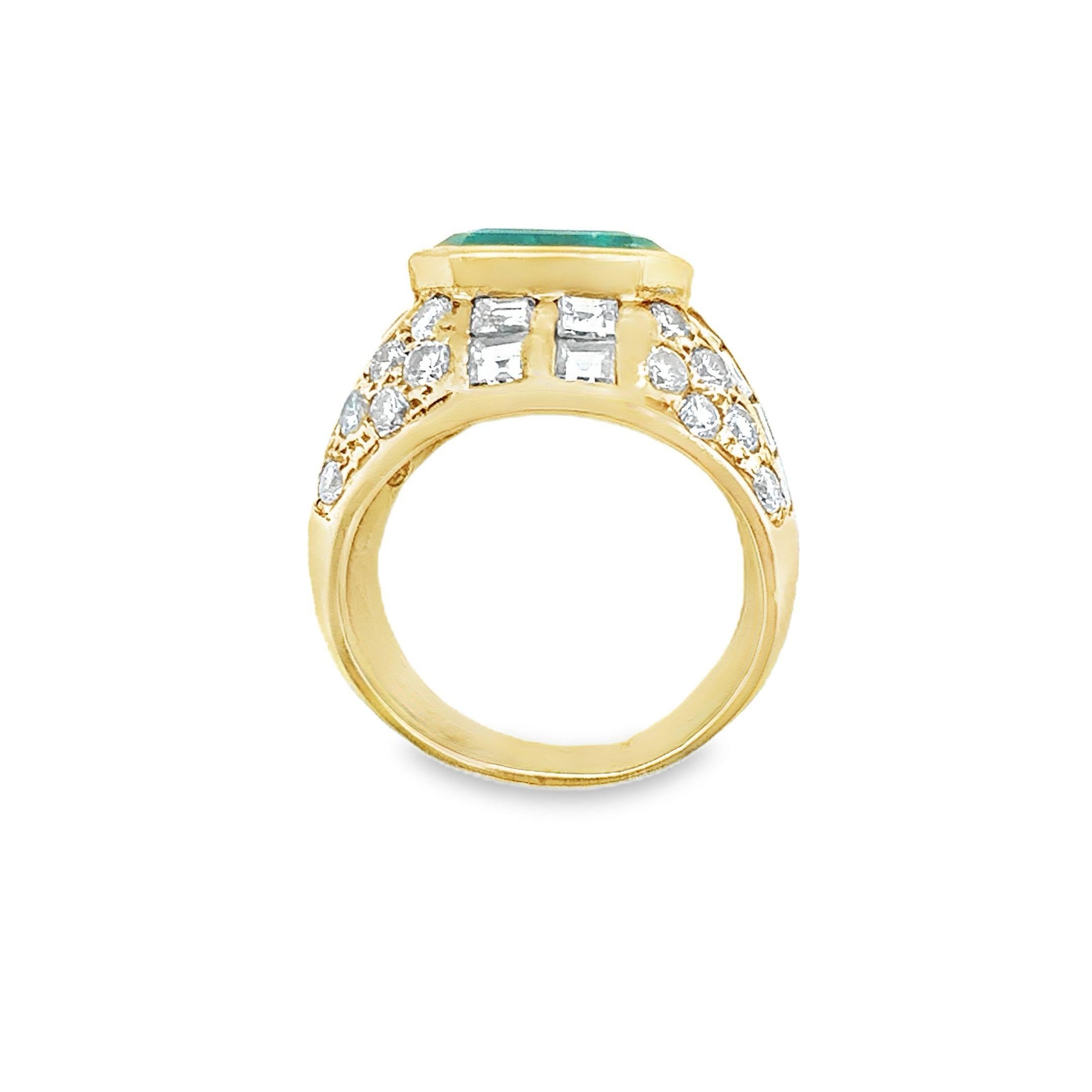 18k Gelbgold Smaragd und Diamant Ring (Smaragdschliff) im Angebot