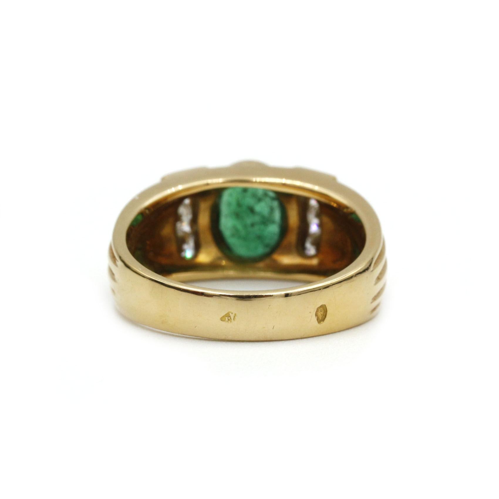 Moderne Bague en or jaune 18 carats avec émeraudes et diamants en vente