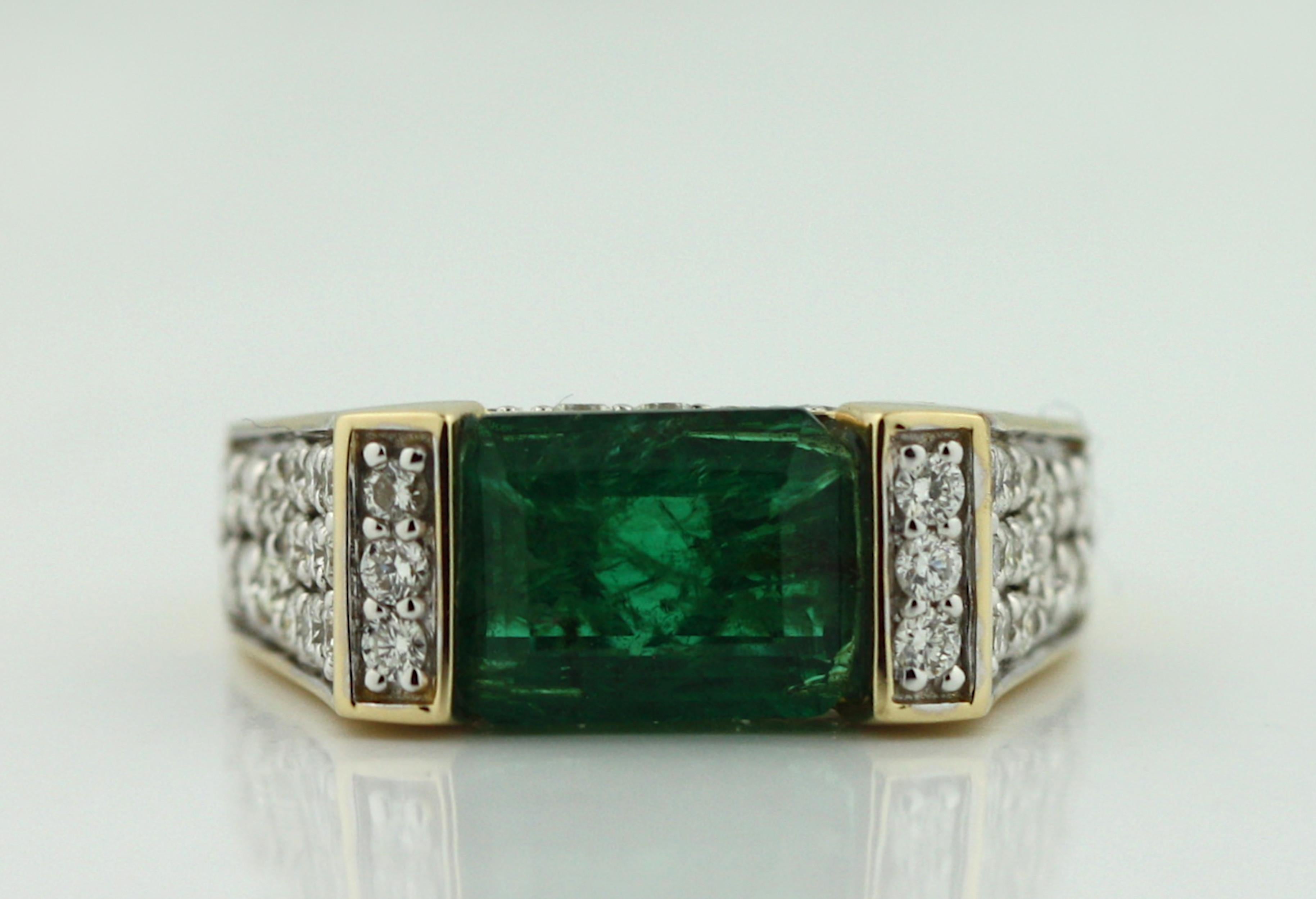Anillo de oro amarillo de 18 quilates con esmeralda y diamantes en Bueno Estado en Palm Beach, FL