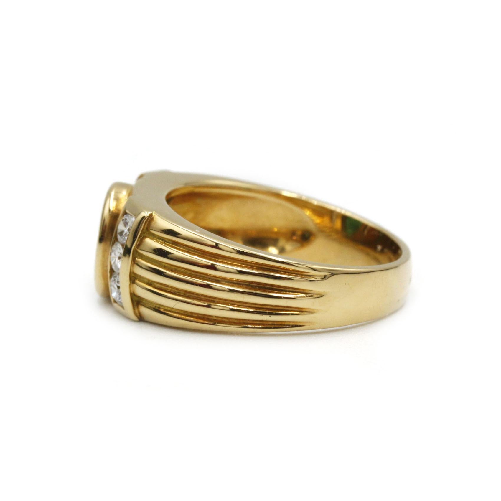 Taille ovale Bague en or jaune 18 carats avec émeraudes et diamants en vente
