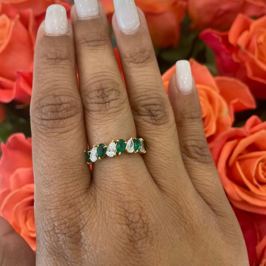 18k Yellow Gold Emerald and Diamond Ring In New Condition For Sale In Miami, FL